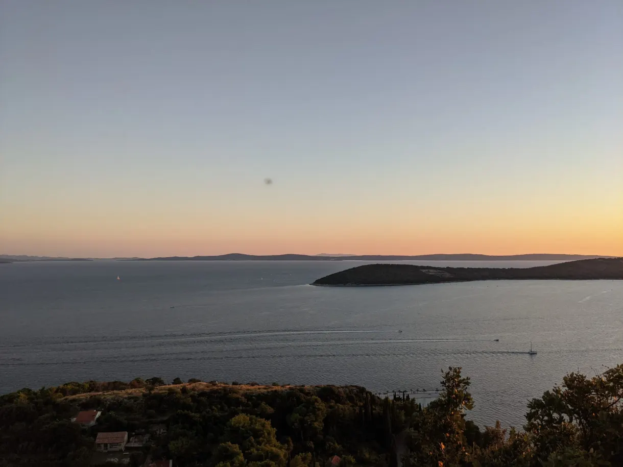 Presqu'île boisée se détachant sur la mer au crépuscule
