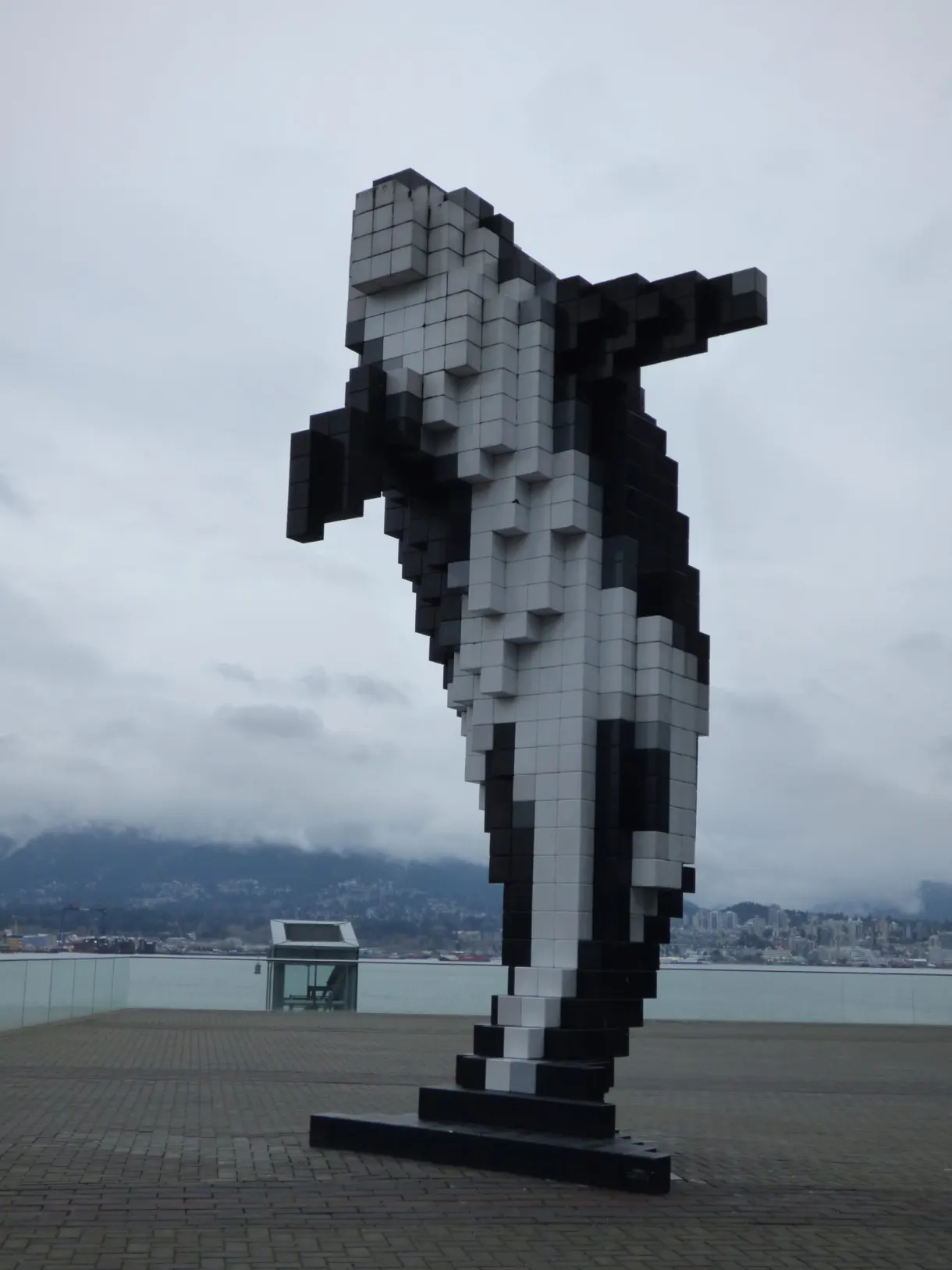 Orque pixelisée noire et blanche dressée sur l'esplanade