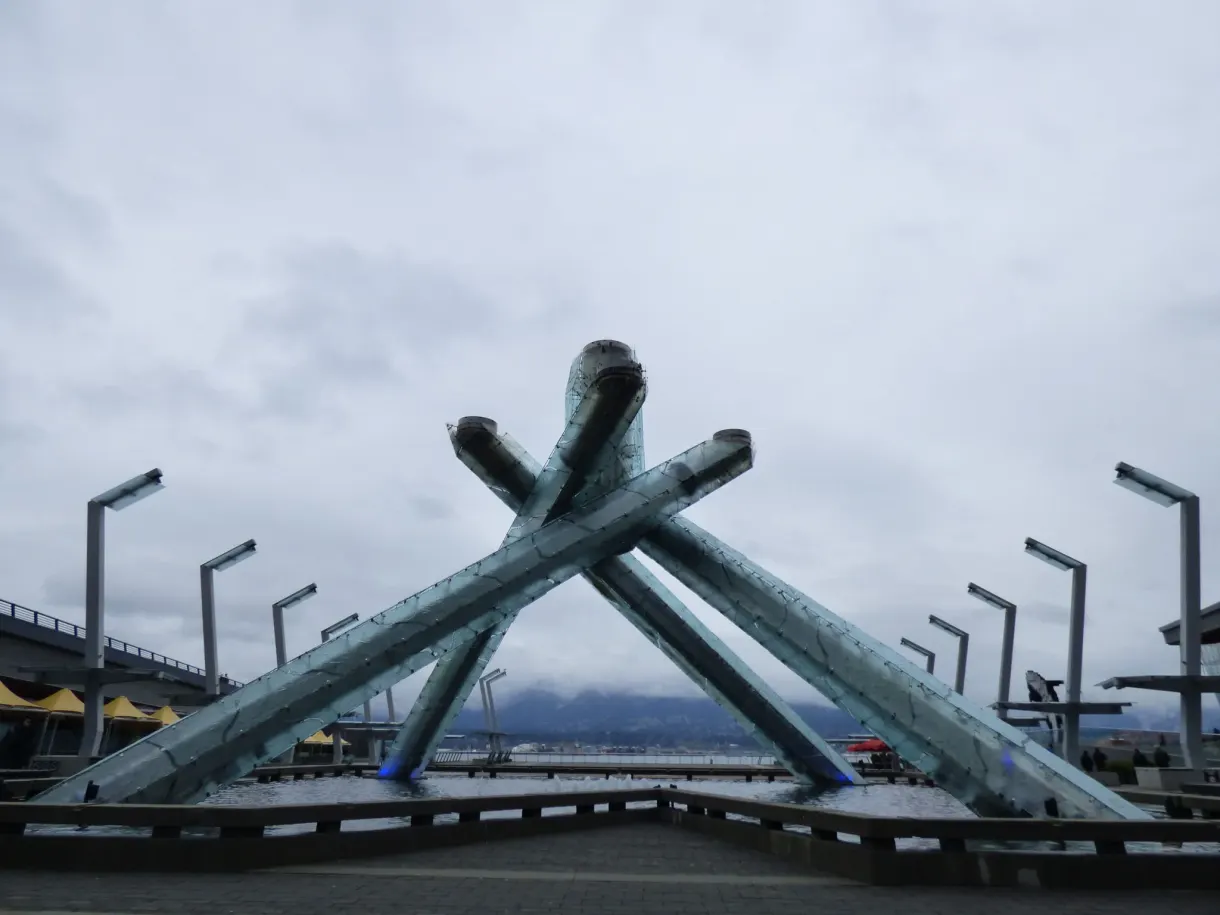 Vasque olympique aux quatre poutres de verre croisées