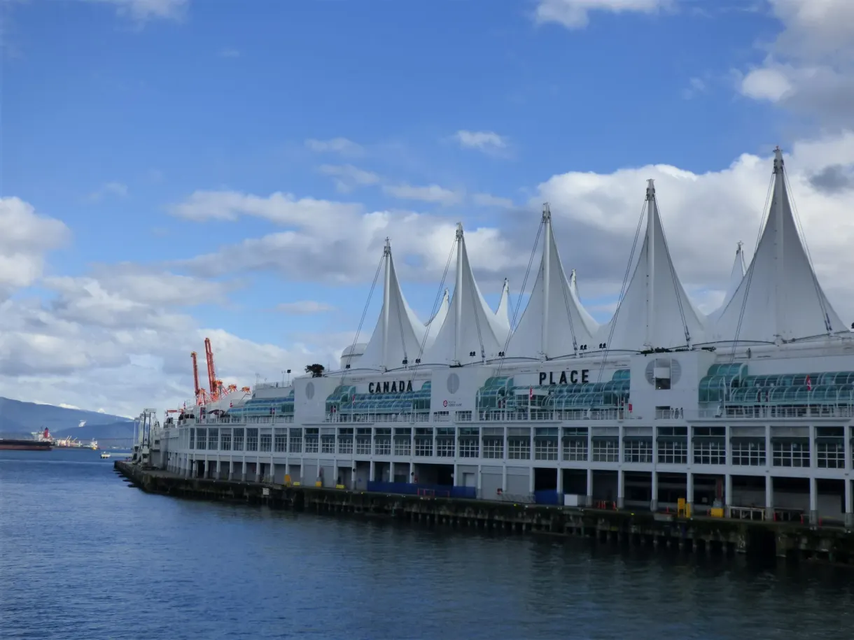 Voiles blanches du terminal de croisière au bord du port