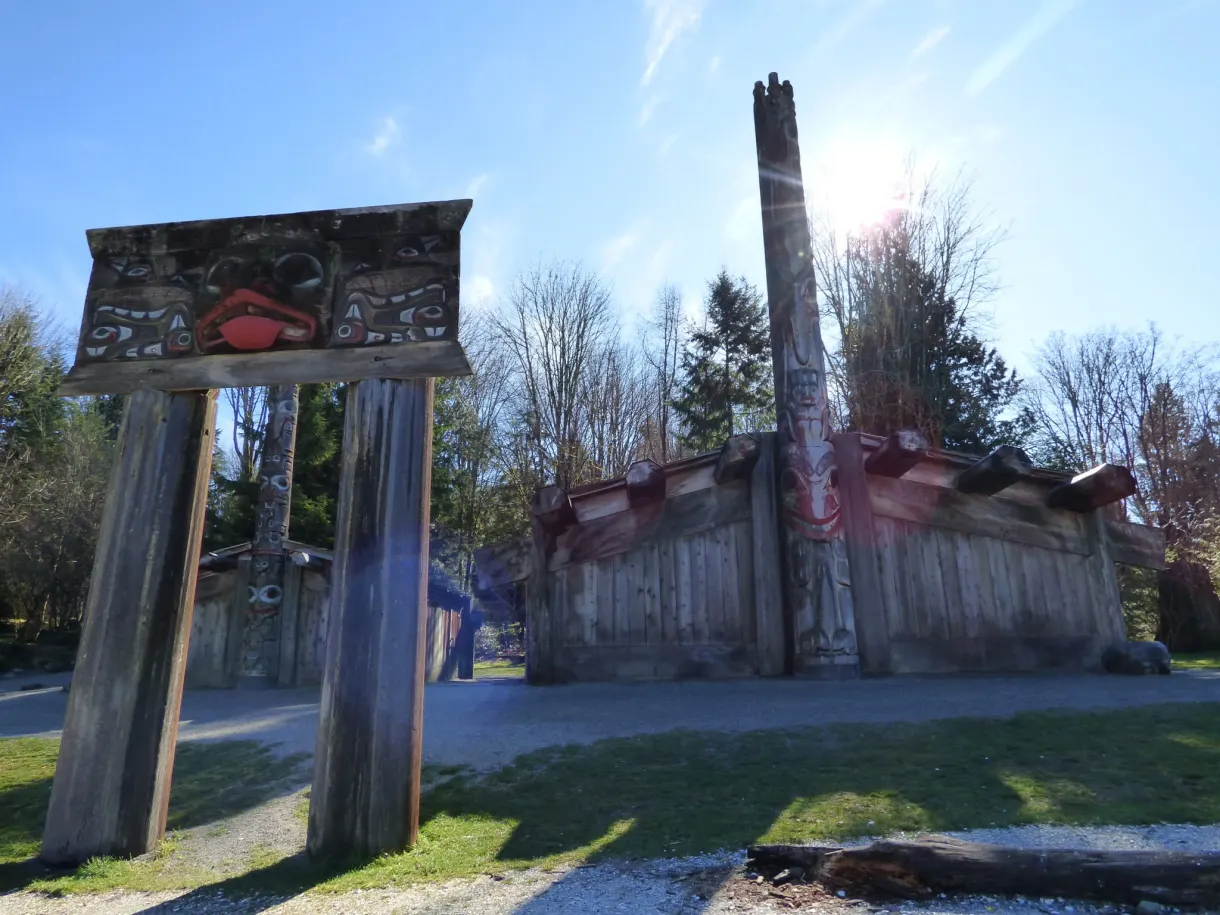 Portail de bois sculpté et façade peinte en rouge