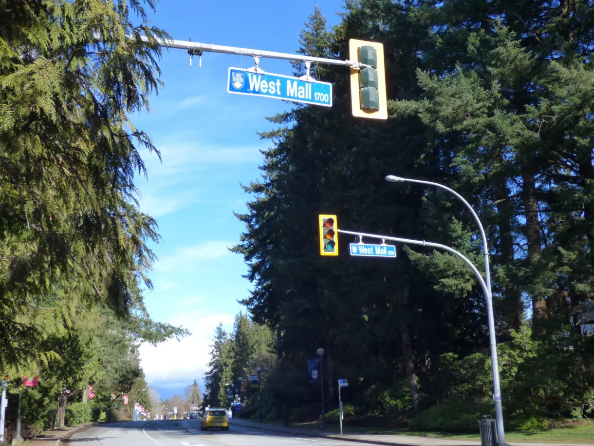 Carrefour du campus signalé par le panneau West Mall