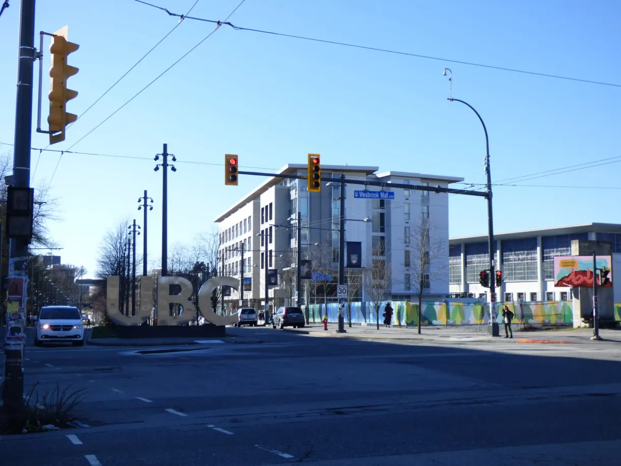 Avenue du campus et fresque colorée en rez-de-chaussée