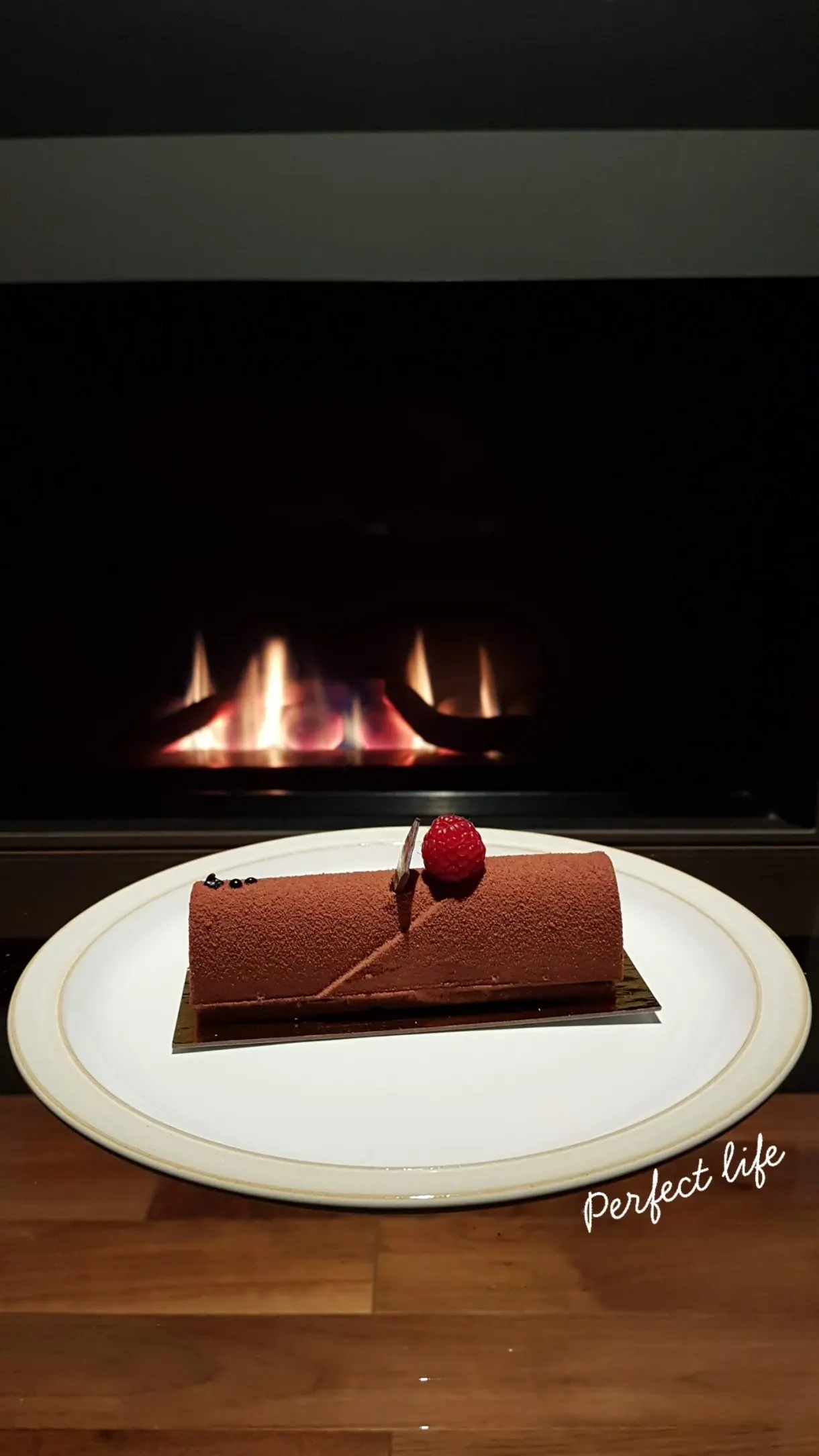 Dessert au chocolat dressé devant une cheminée allumée