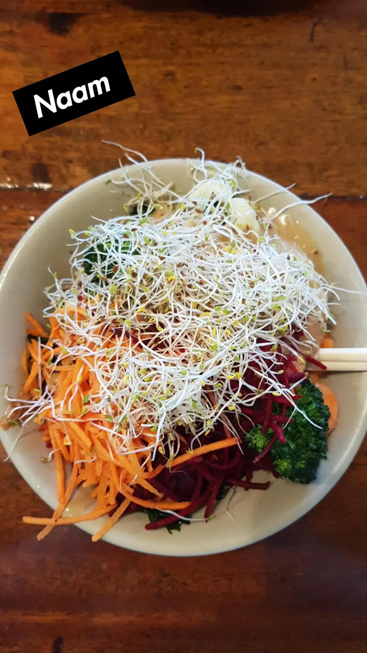 Bol de crudités aux germes, carottes et betterave râpées