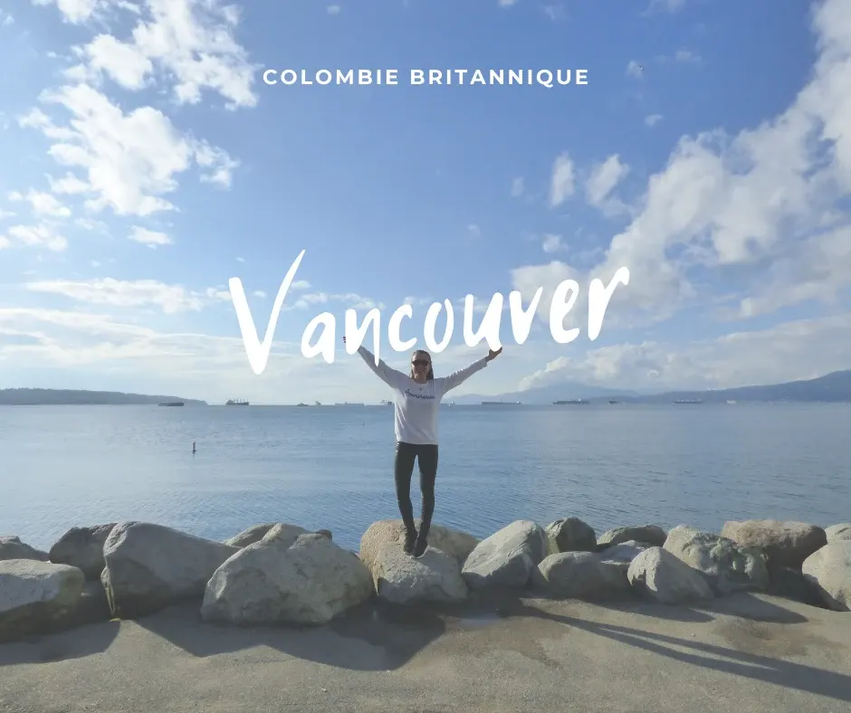 Bras levés sur un rocher face à la baie, titre Vancouver