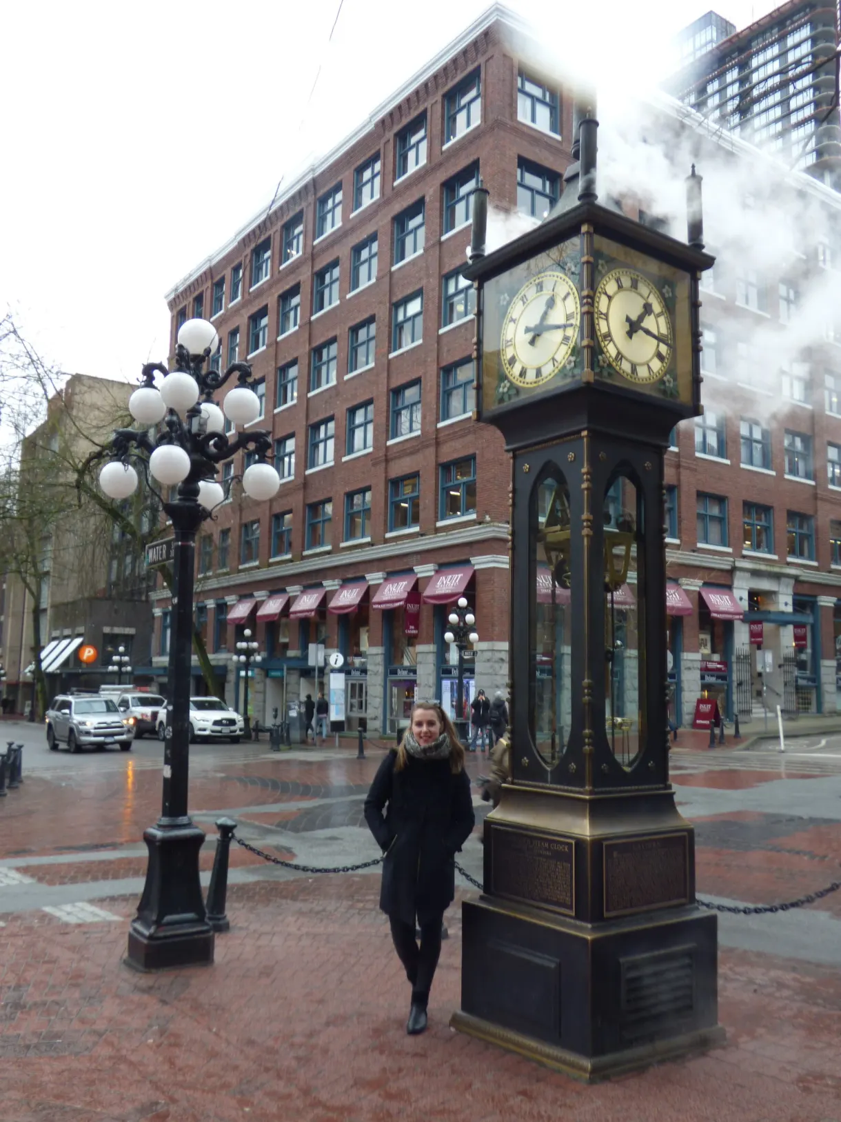 Rue pavée de Gastown au pied de l'horloge à vapeur