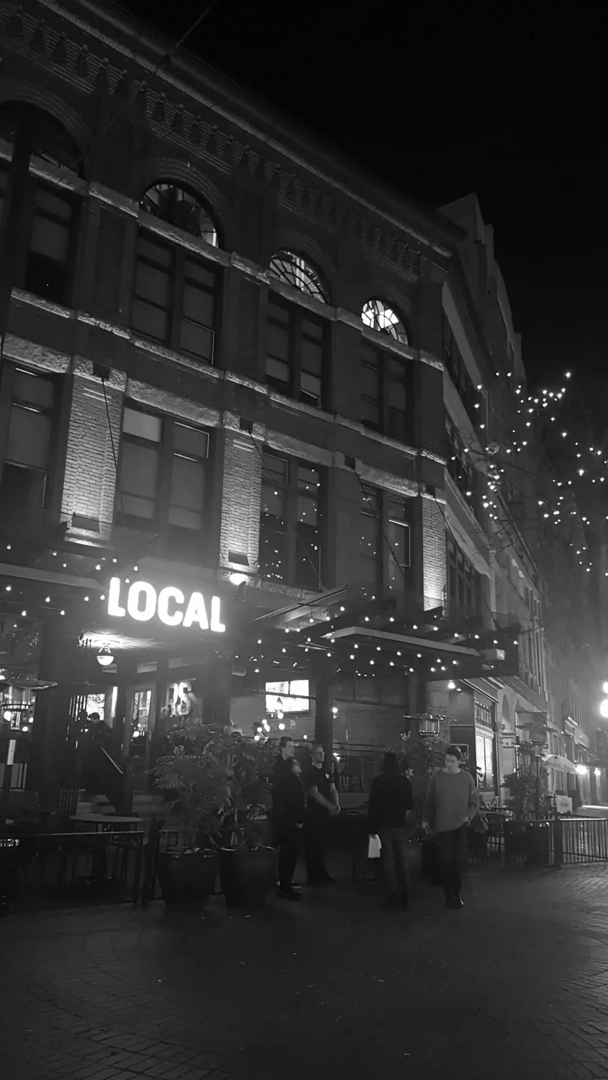 Façade de bar en noir et blanc à la tombée du soir