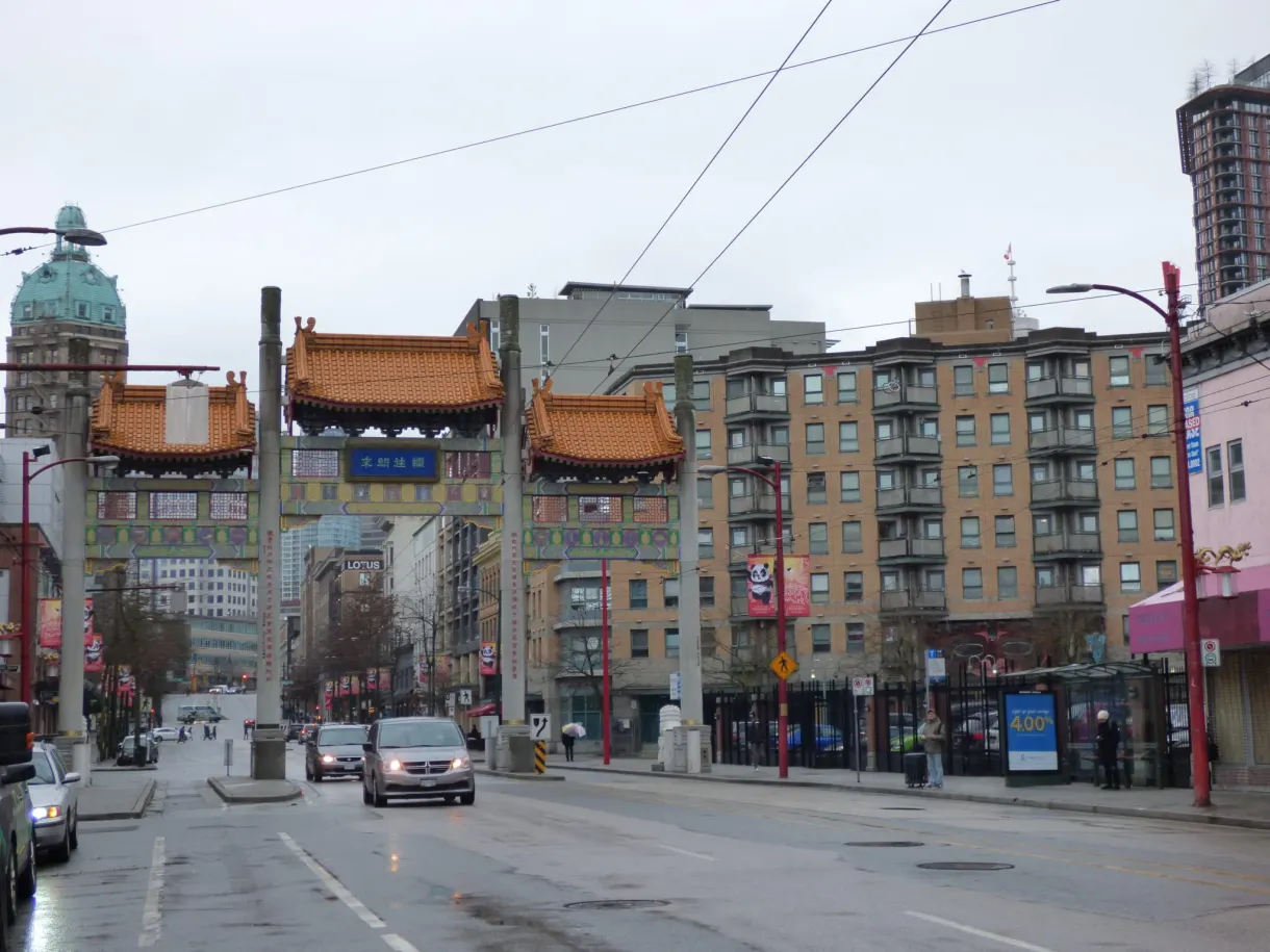 Porte chinoise enjambant l'avenue mouillée