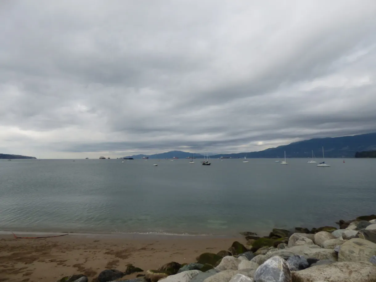 Voiliers au mouillage sous un ciel de nuages bas