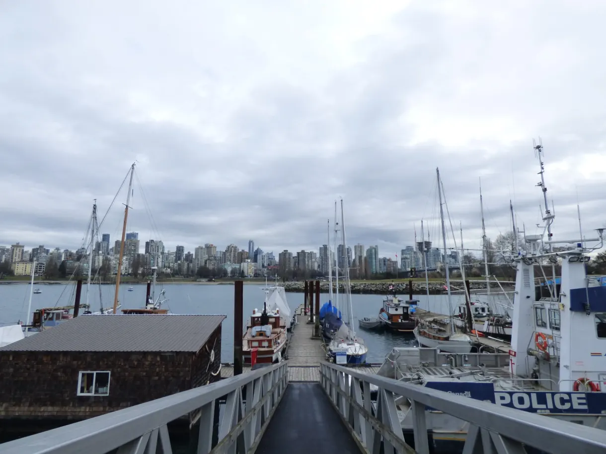 Ponton de marina et vedette de police amarrée