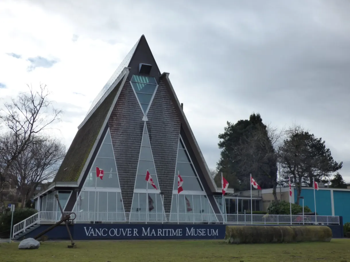 Bâtiment triangulaire du musée maritime et ses drapeaux