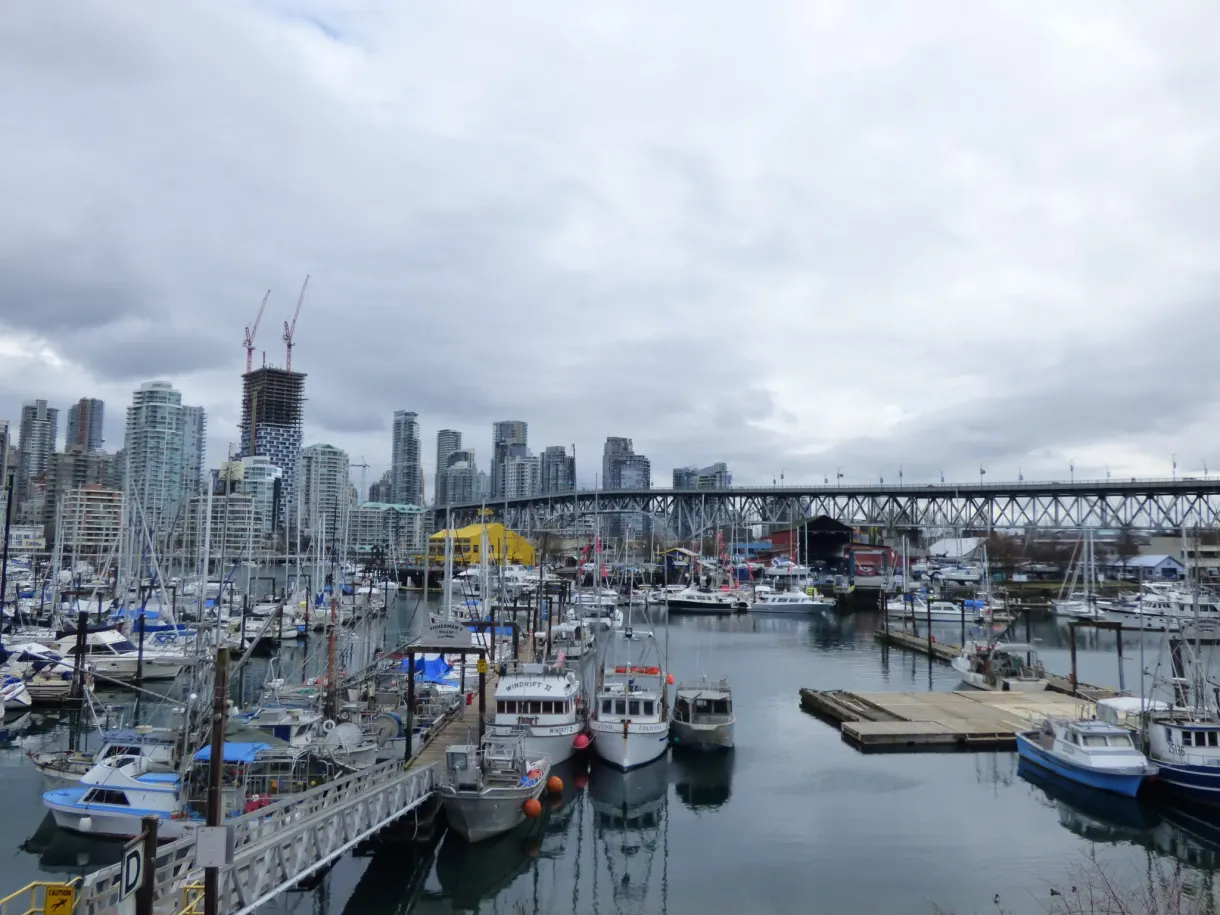 Marina de False Creek au pied du pont métallique