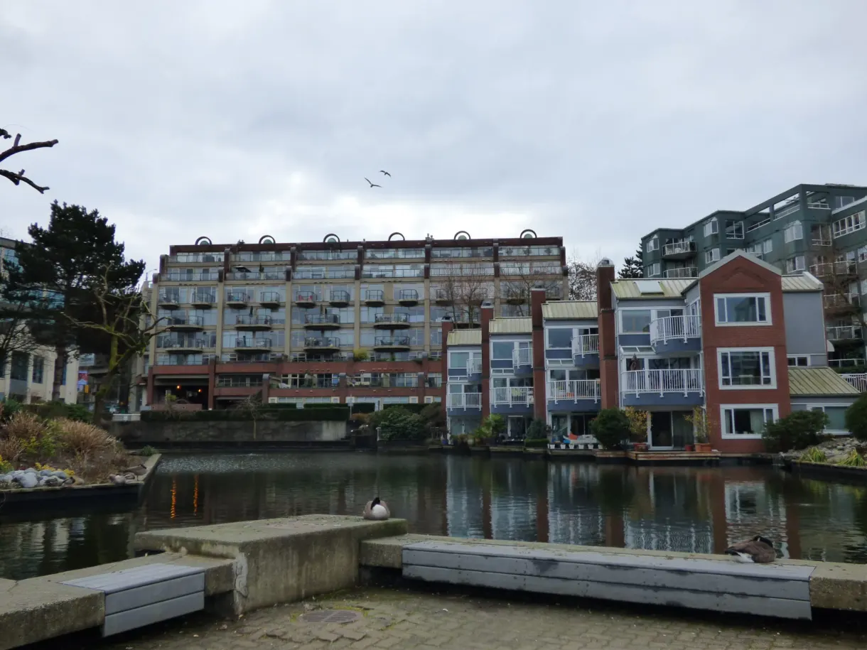 Immeubles de brique au bord du bassin et quai de béton