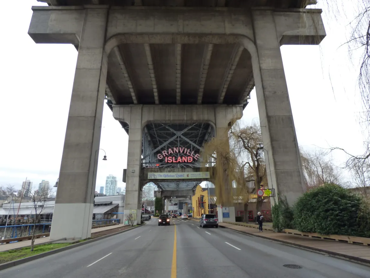 Route passant sous les piles du pont vers Granville Island