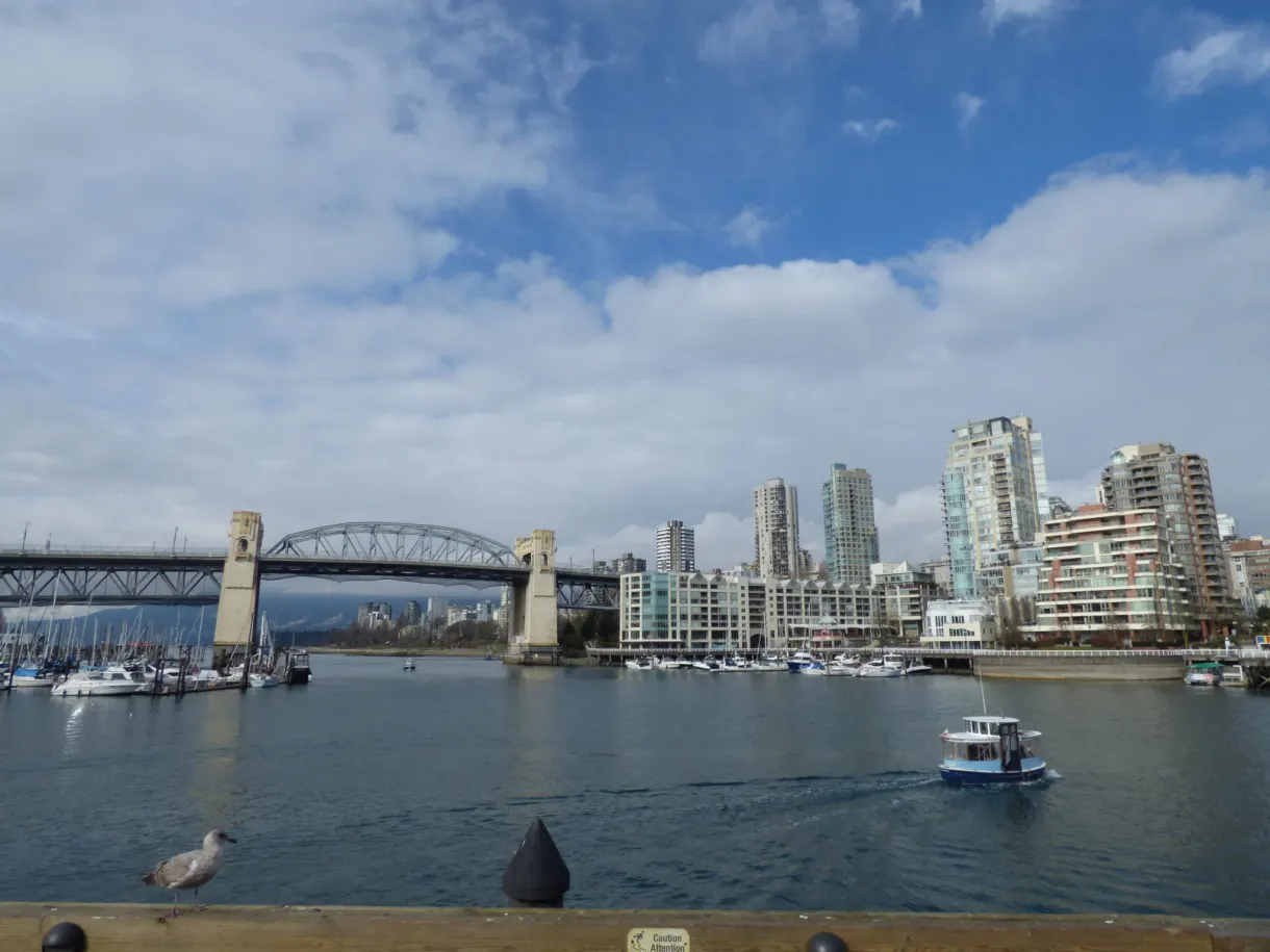 Bateau-taxi traversant devant le pont et les tours