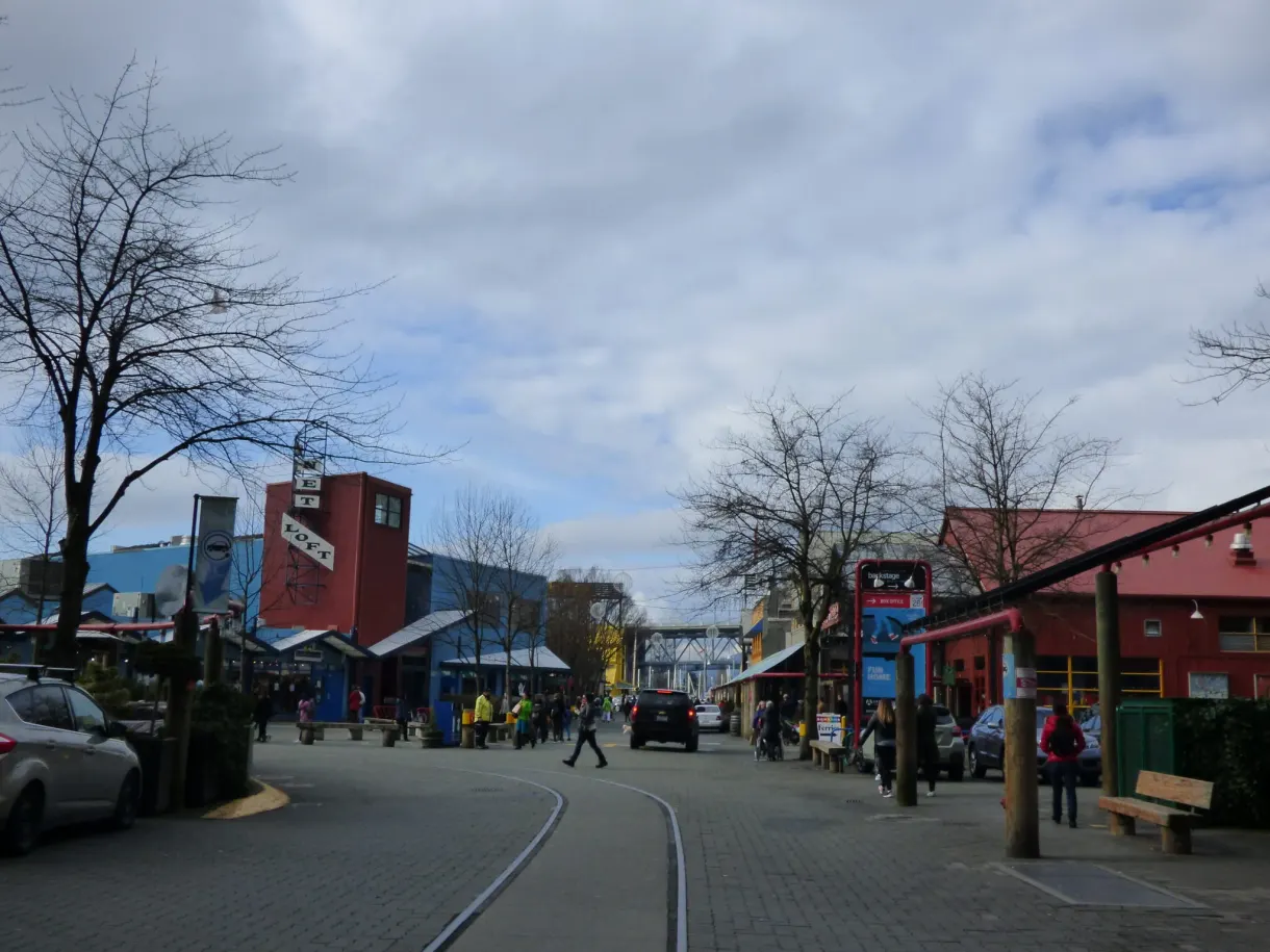 Rue de Granville Island, rails encastrés et hangars rouges