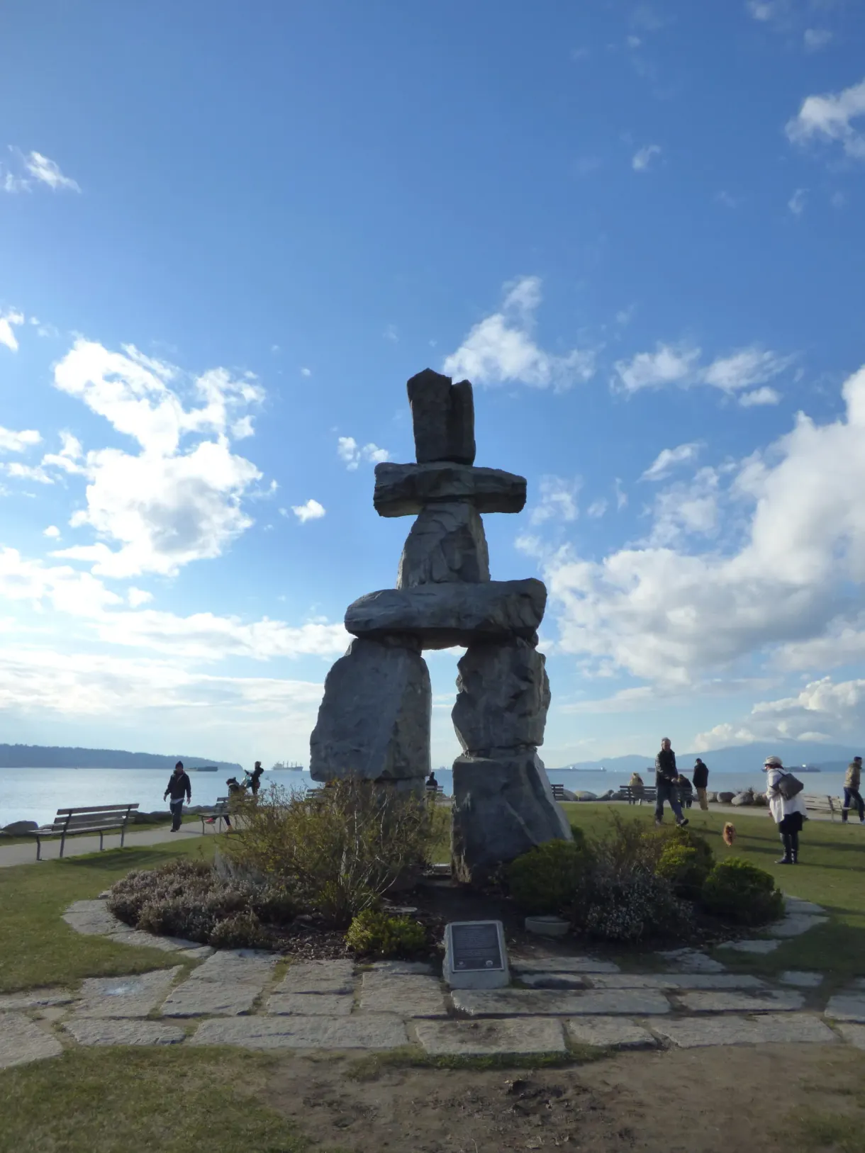 Inukshuk de pierres empilées face au ciel bleu