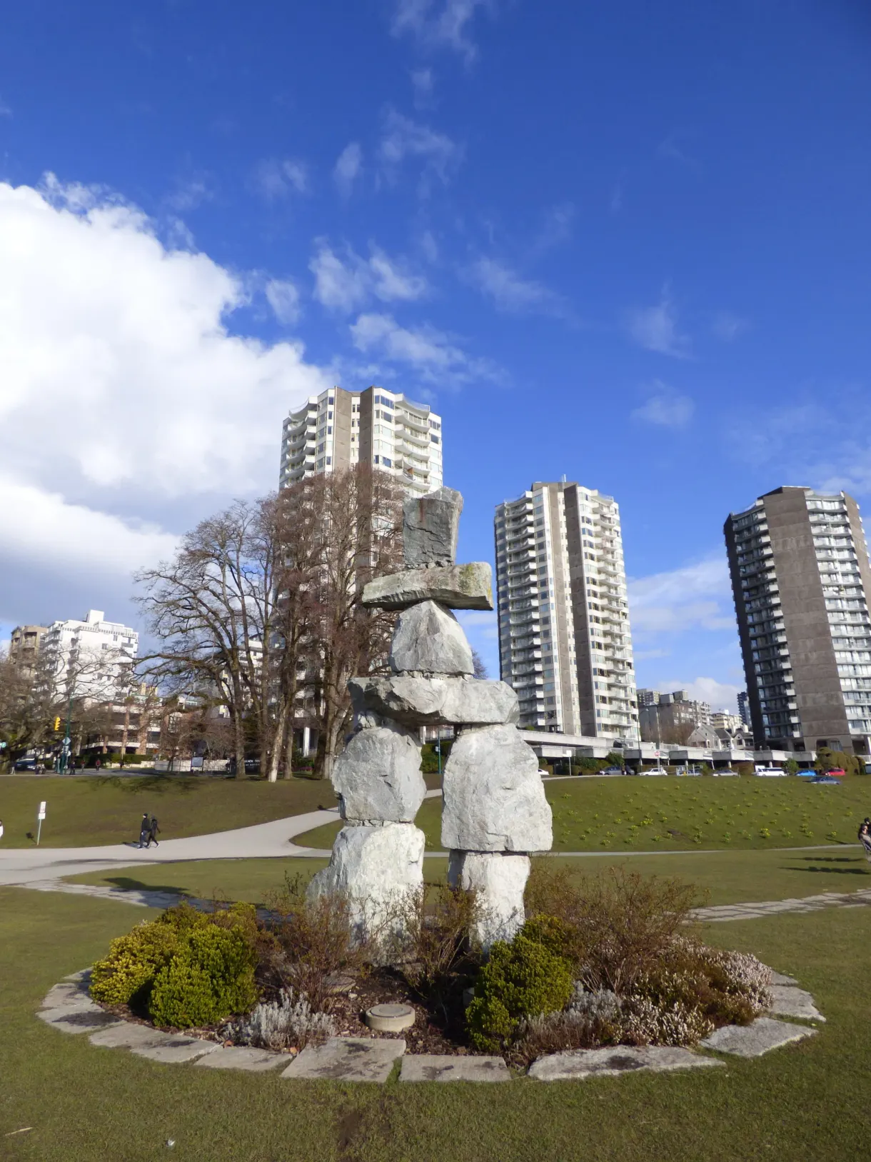 Inukshuk dans le parc devant les tours d'habitation