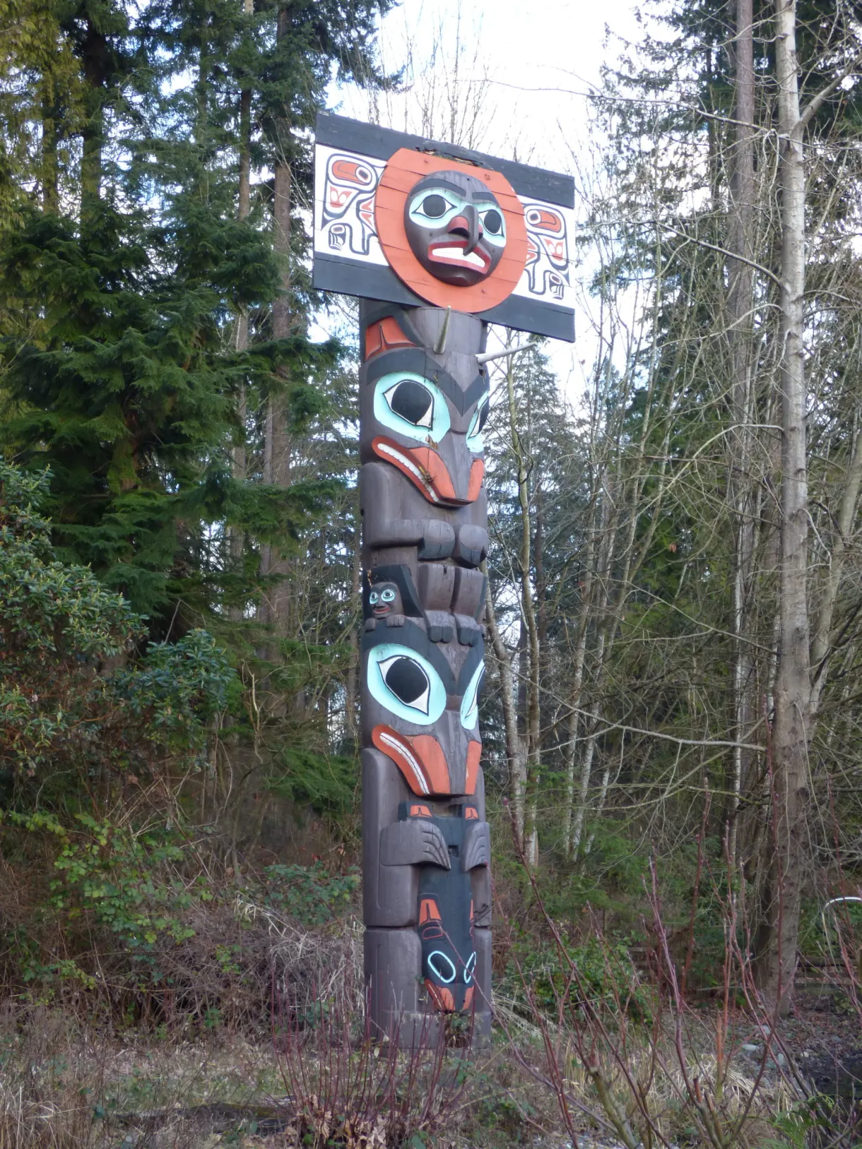 Totem coloré aux visages superposés vu de près