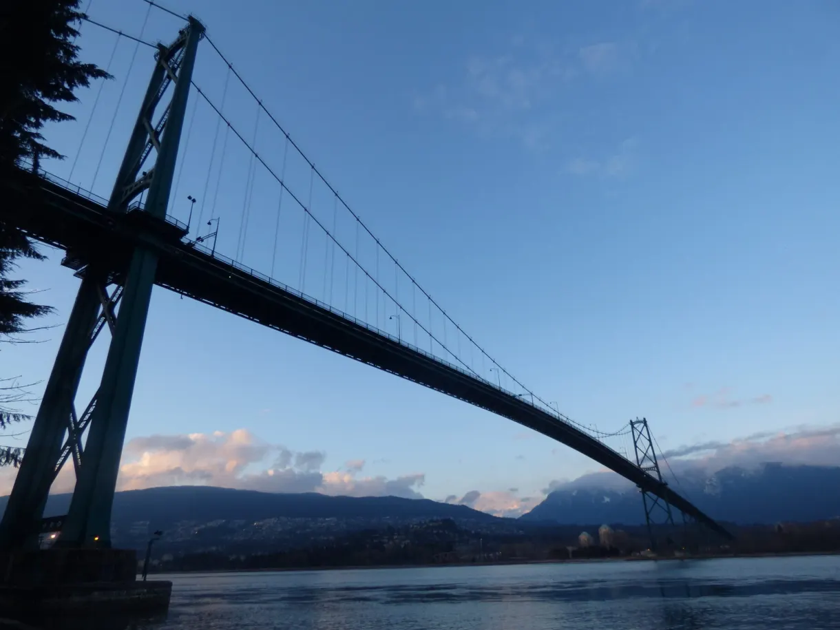 Tablier du pont suspendu s'élançant au-dessus du détroit