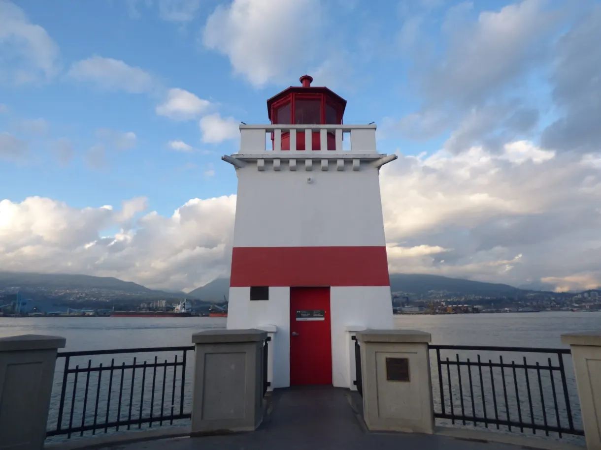 Phare blanc à bandeau rouge au bout de la pointe