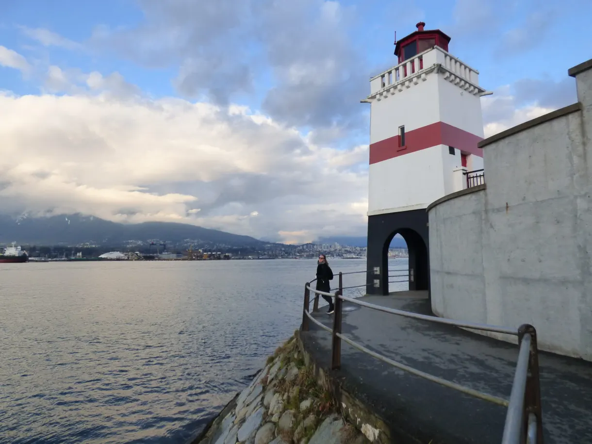 Chemin longeant l'eau vers le phare de la pointe
