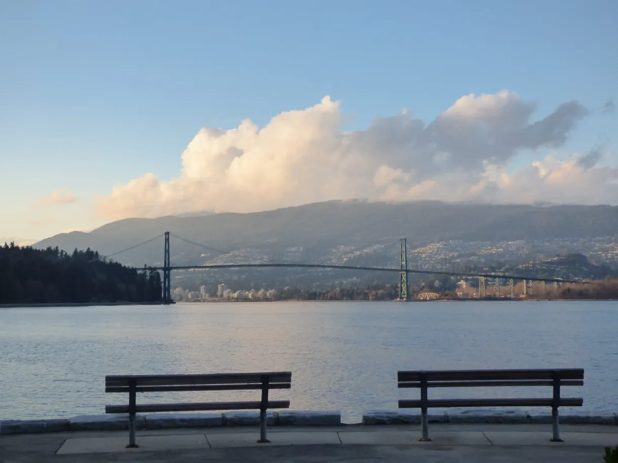 Deux bancs vides face au détroit et au pont