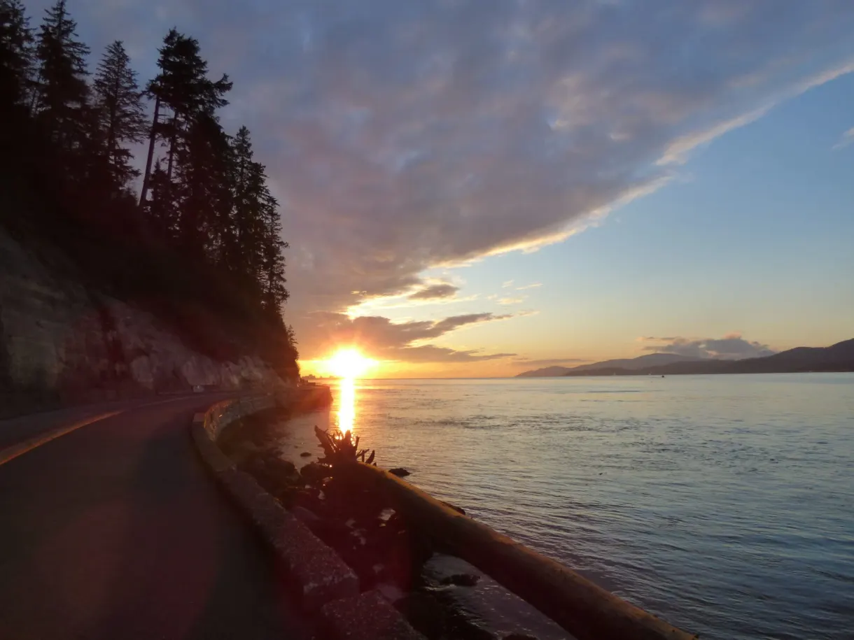 Route côtière du parc au soleil couchant