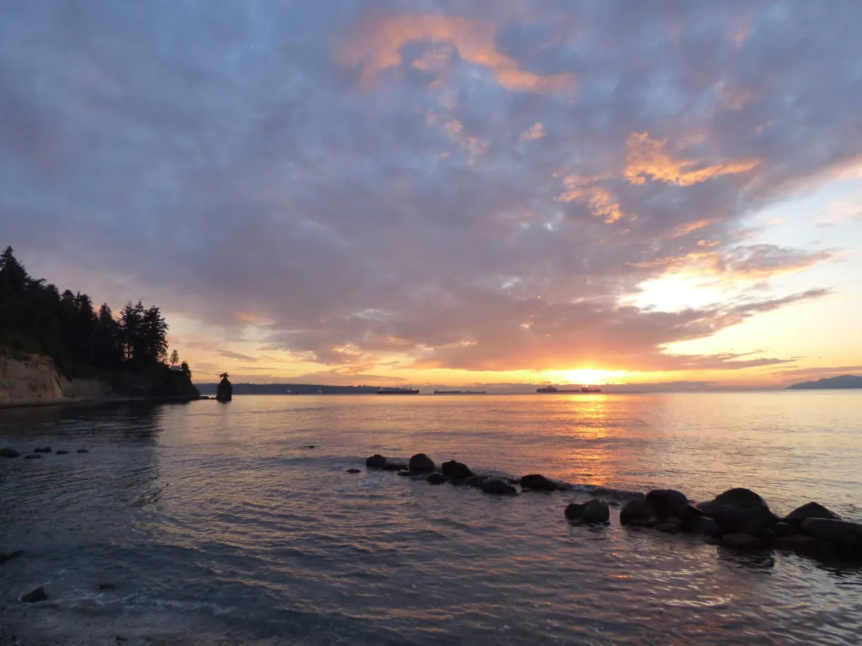 Soleil couchant sur la baie parsemée de rochers