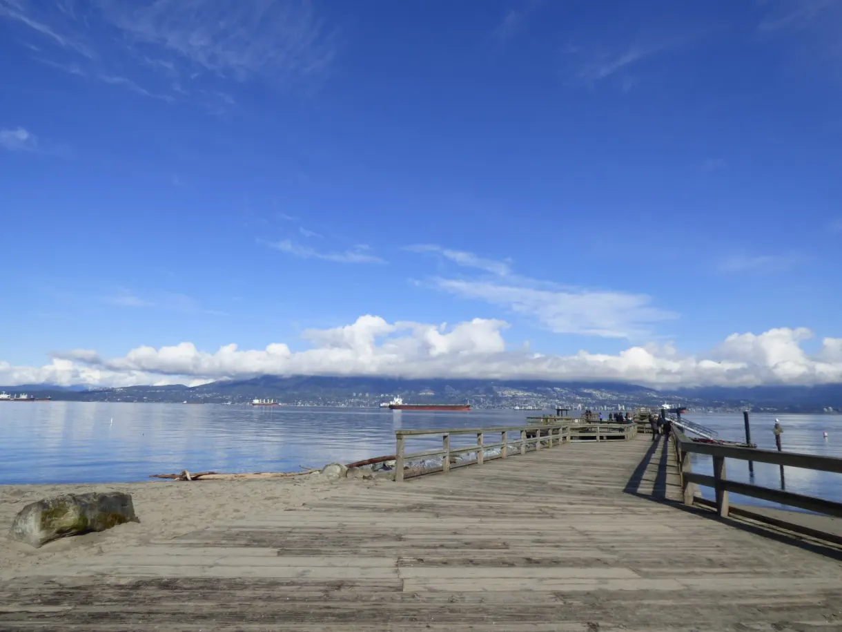 Ponton de bois s'avançant vers l'eau calme