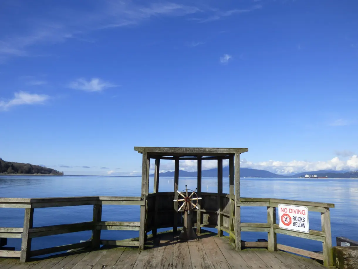 Abri de bois au bout du ponton et panneau d'interdiction