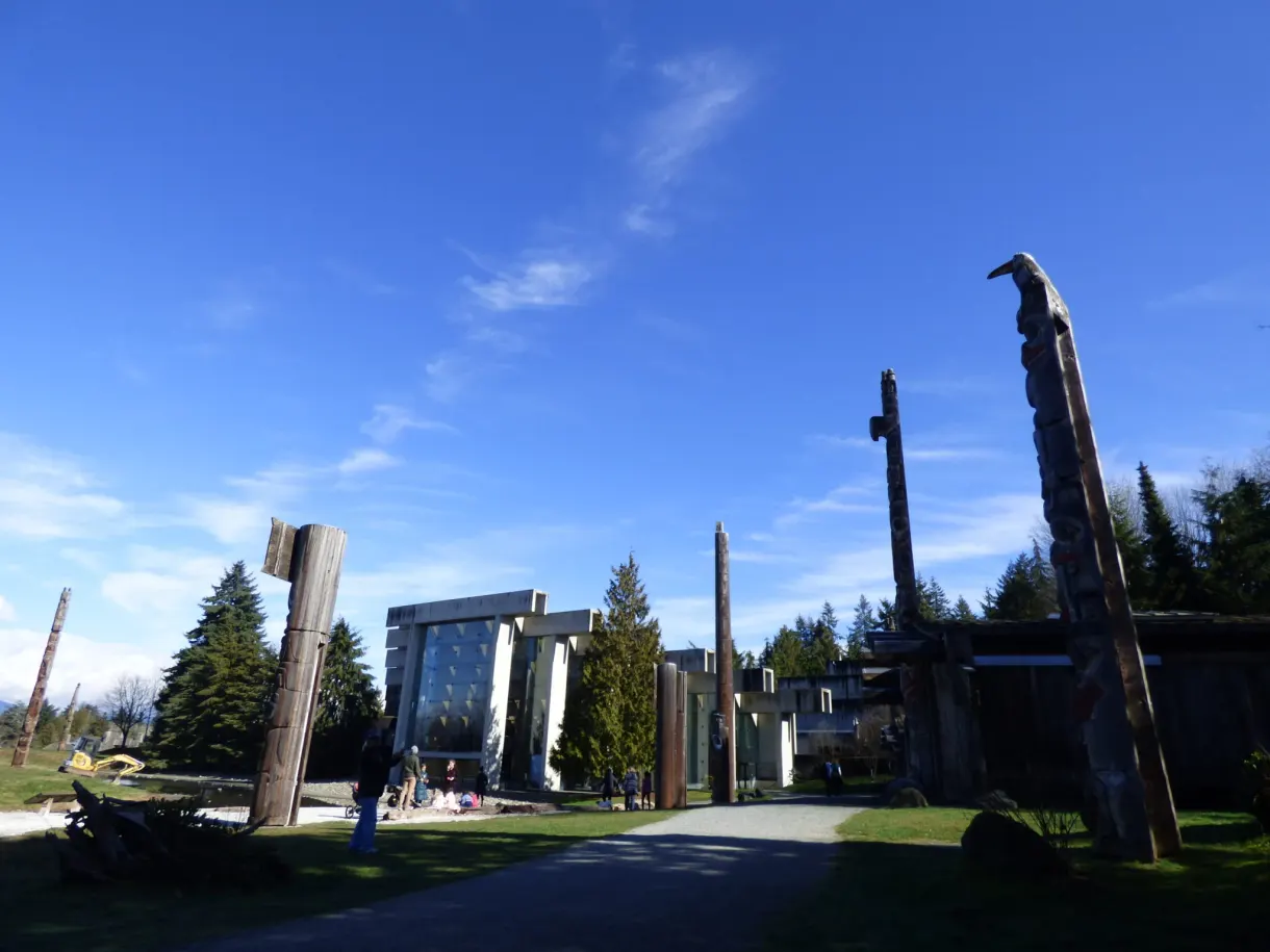 Totems et charpentes de bois devant le musée du campus