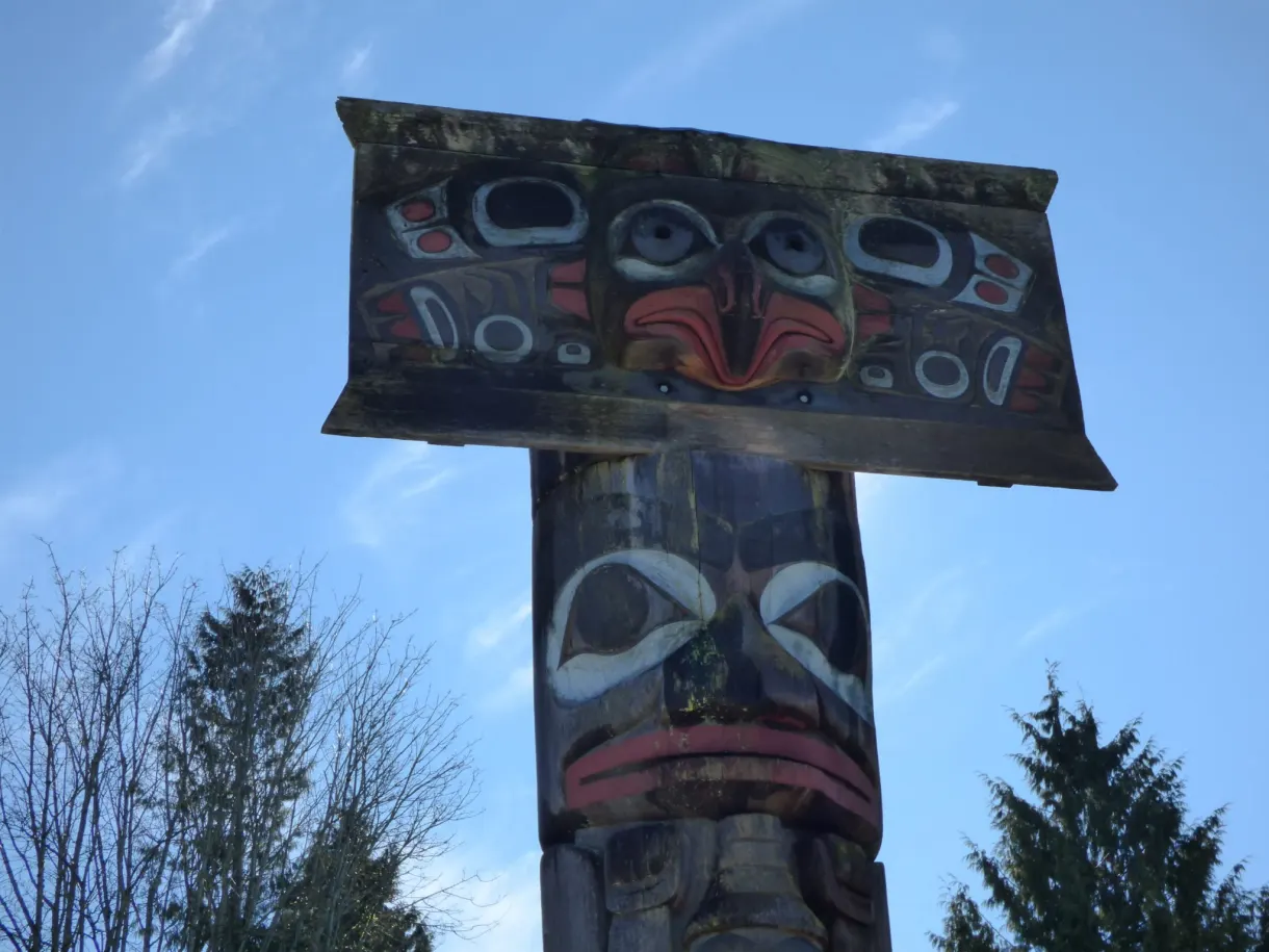 Poutre sculptée et peinte posée sur un pilier de bois