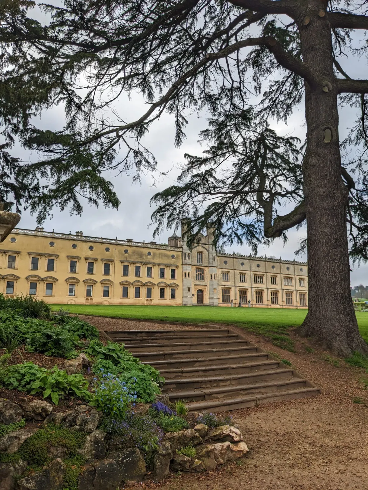 Manoir géorgien aperçu depuis un escalier sous les arbres