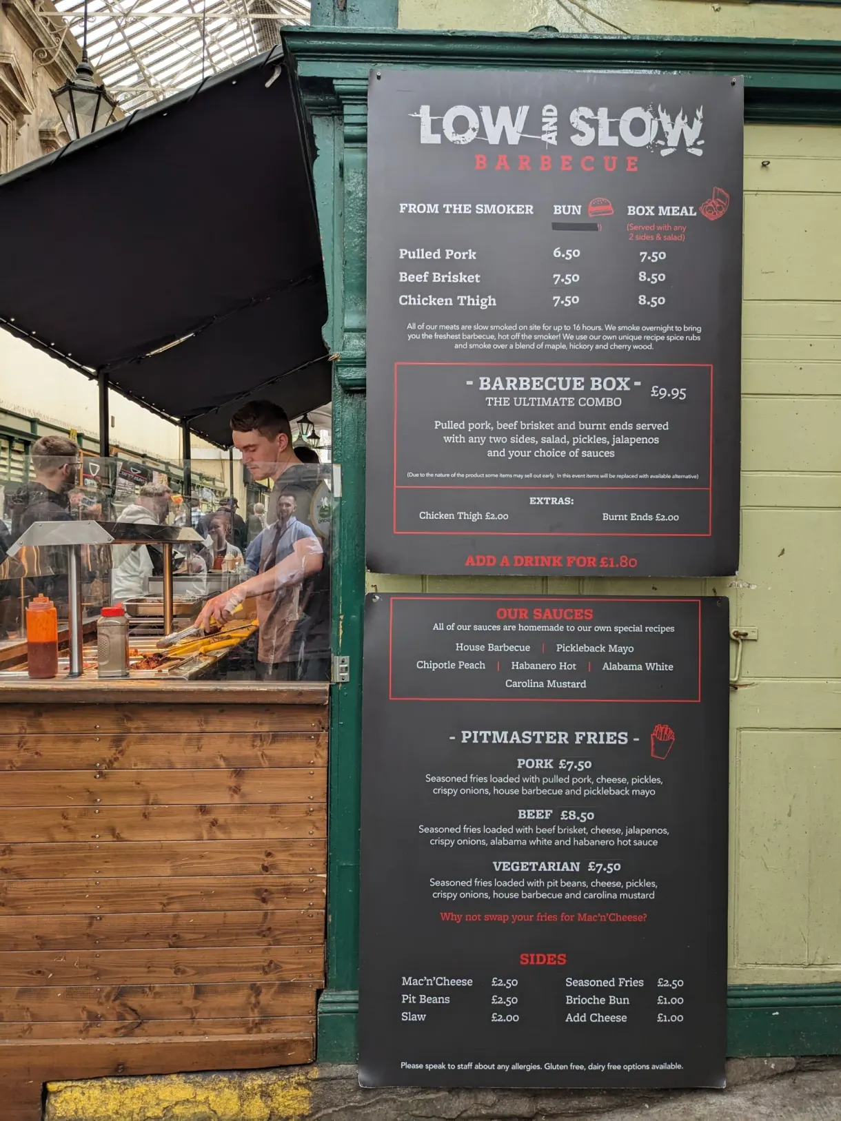Ardoise de menu d'un stand de barbecue sous une halle