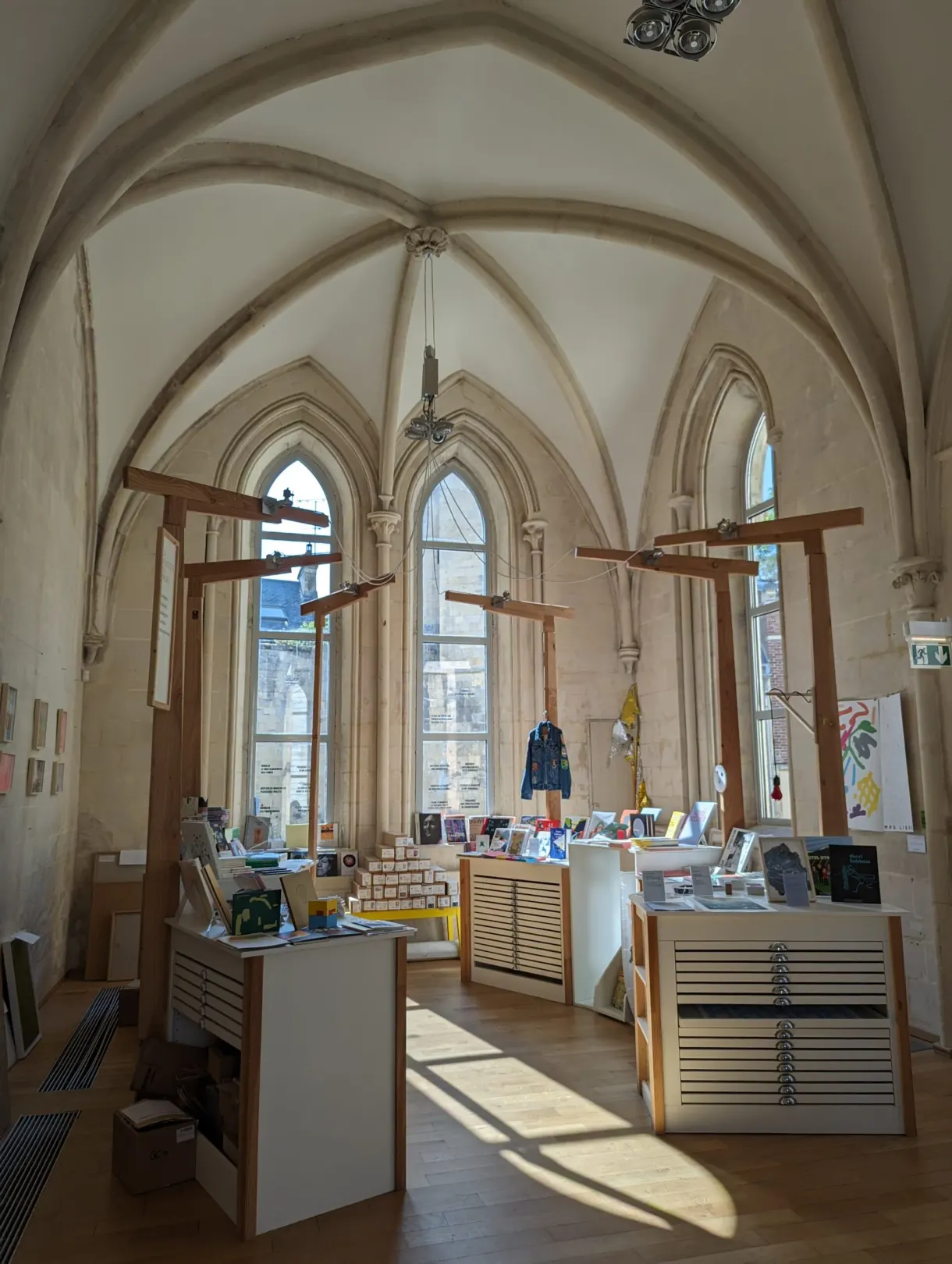 Boutique aménagée sous les voûtes gothiques d'une salle ancienne