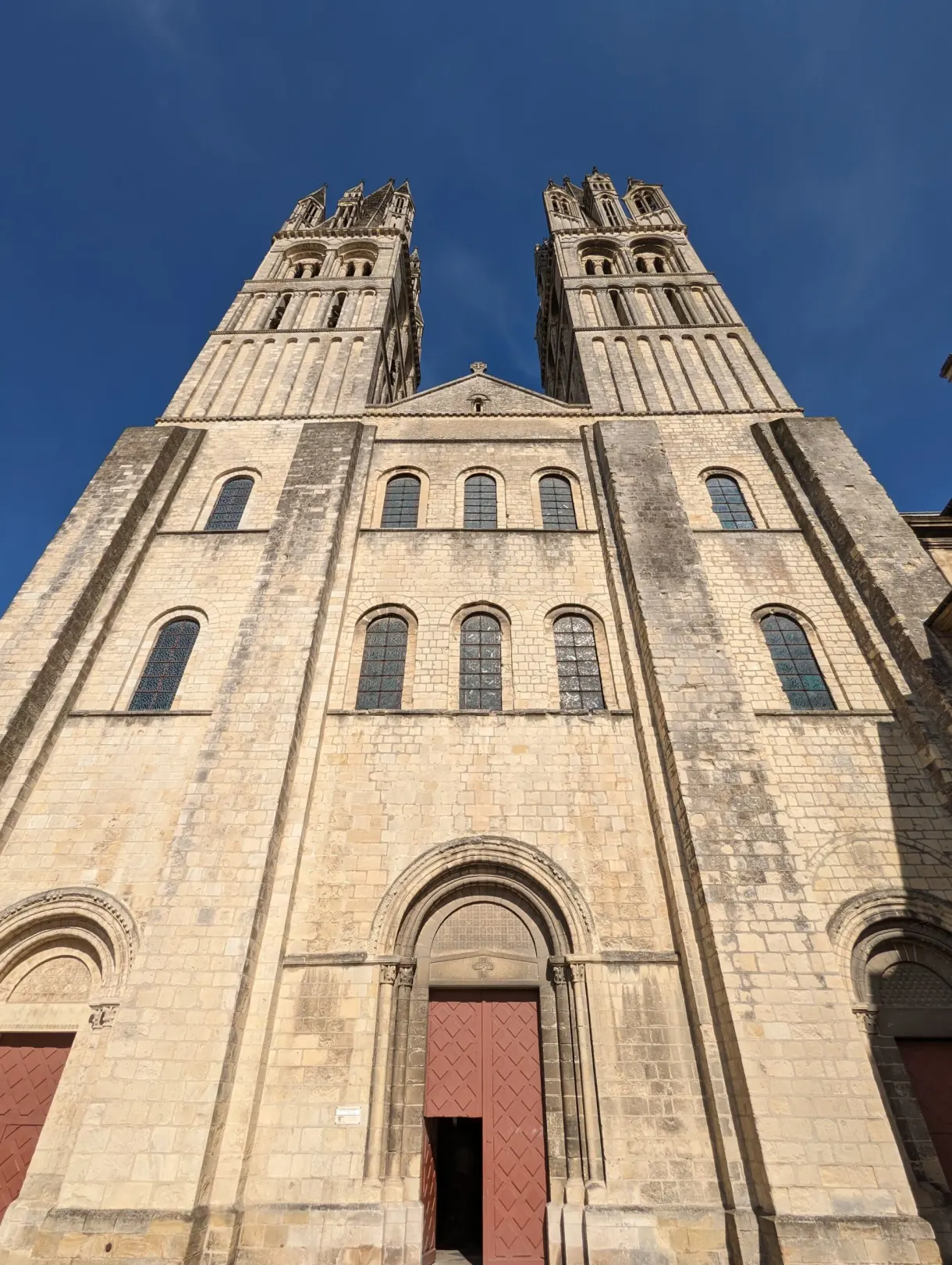 Contre-plongée sur les deux tours romanes de l'abbatiale Saint-Étienne