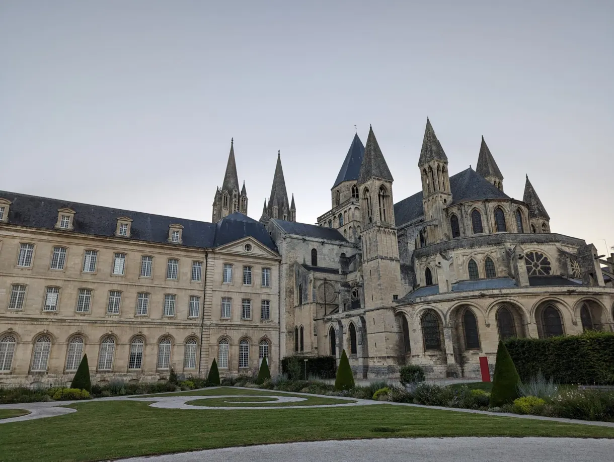 Longue façade classique de l'abbaye devant ses parterres dessinés