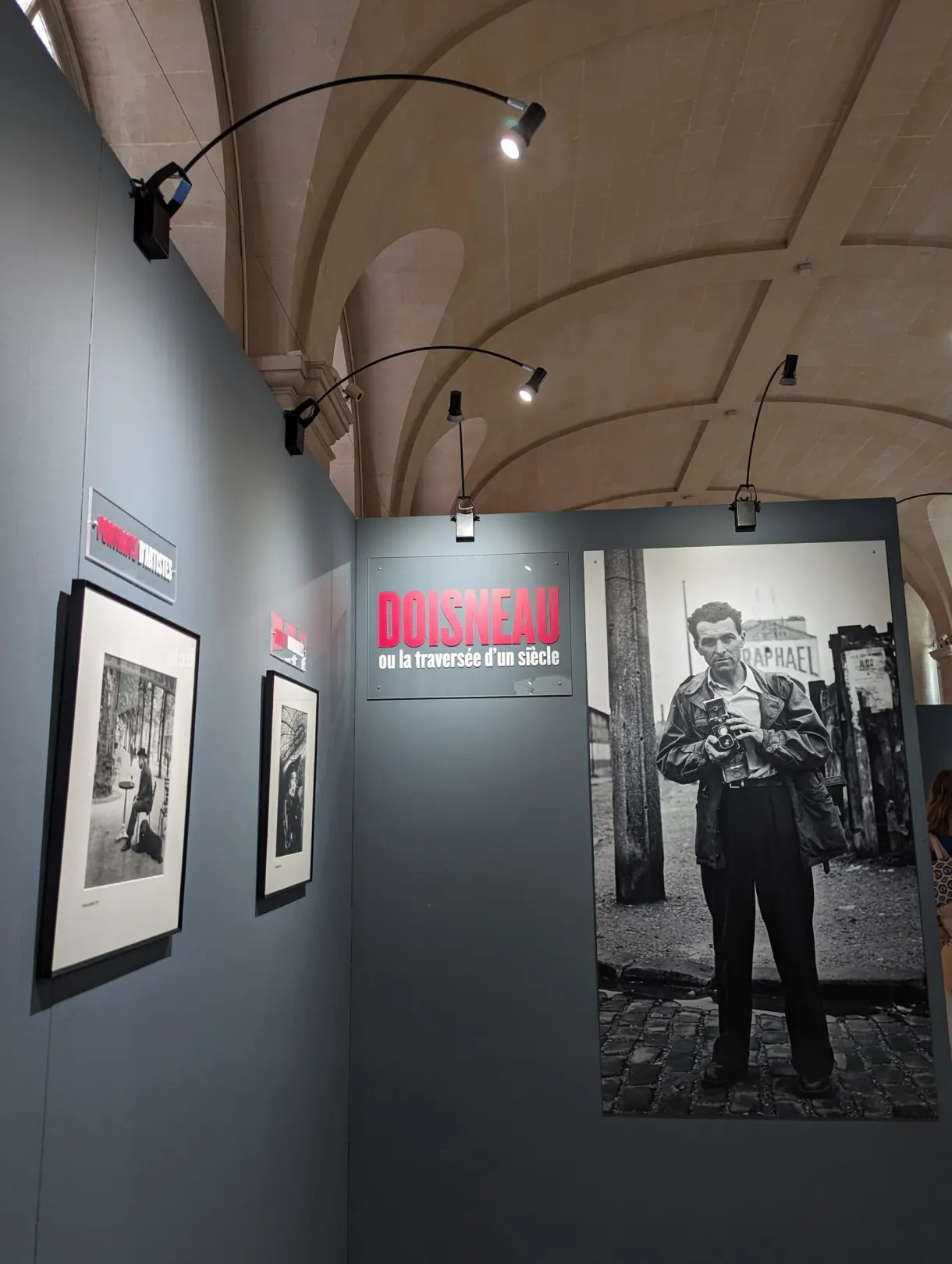 Tirages en noir et blanc accrochés dans une exposition de photographie