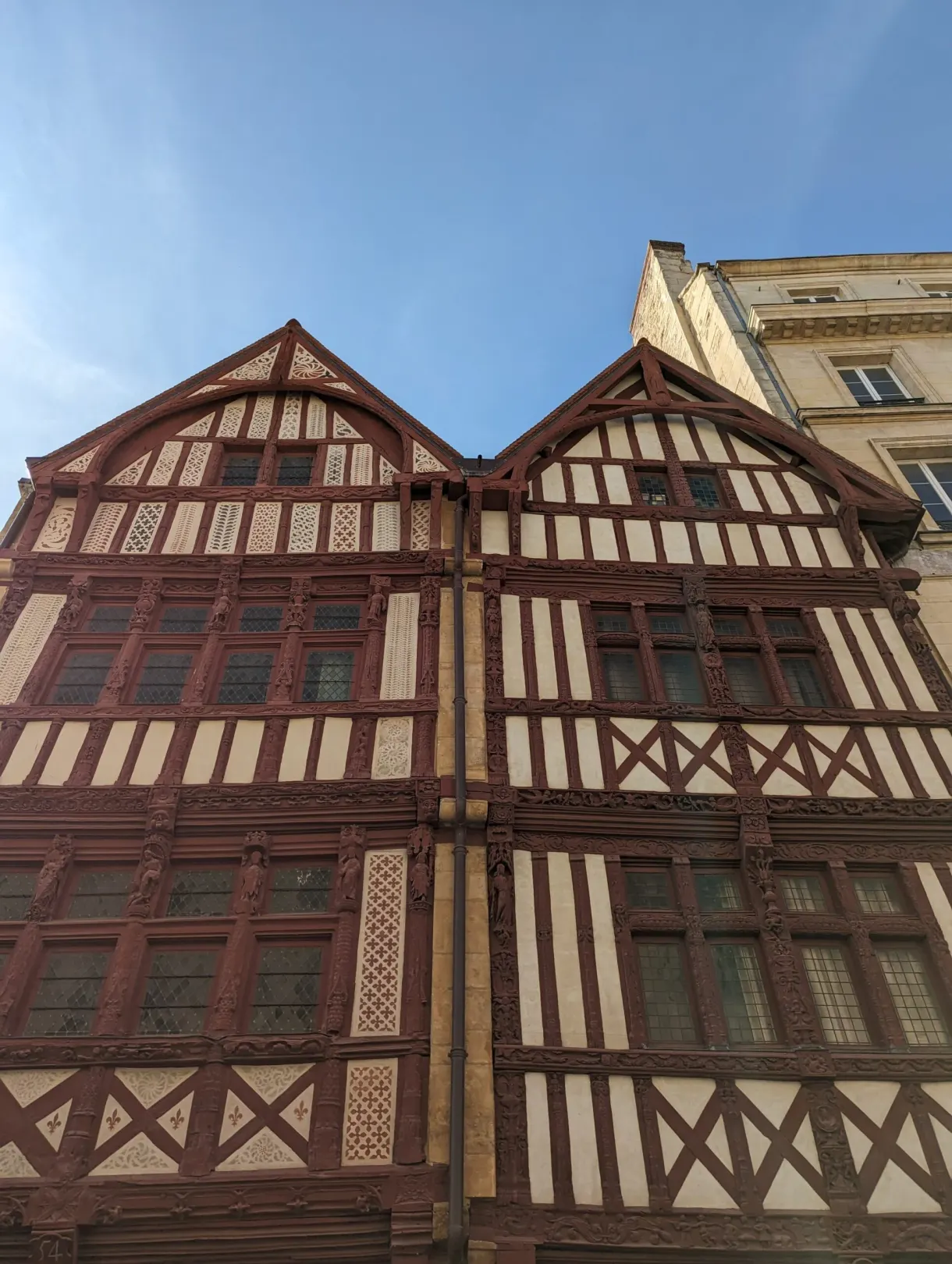 Pignons à colombages bruns d'une maison du centre historique
