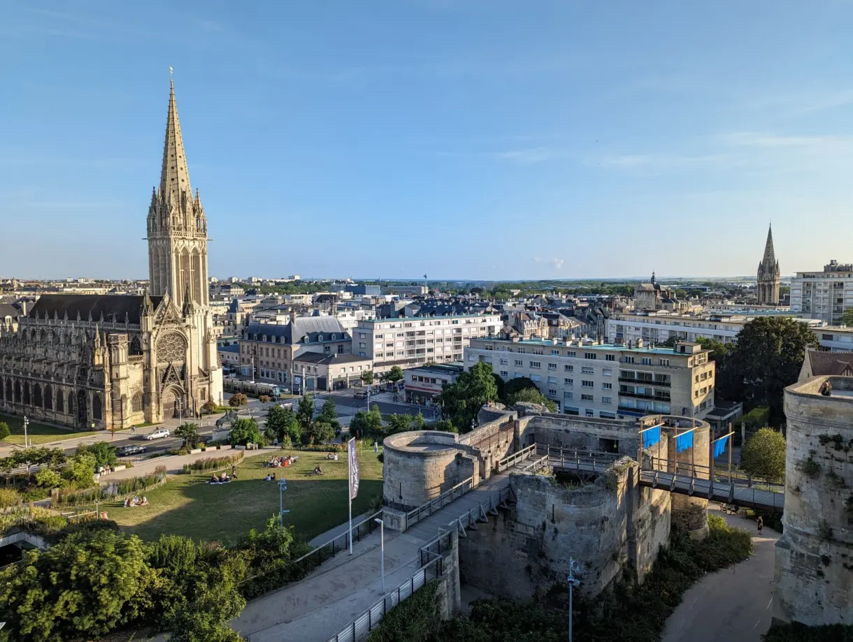 Panorama sur les toits de la ville et la flèche de Saint-Pierre