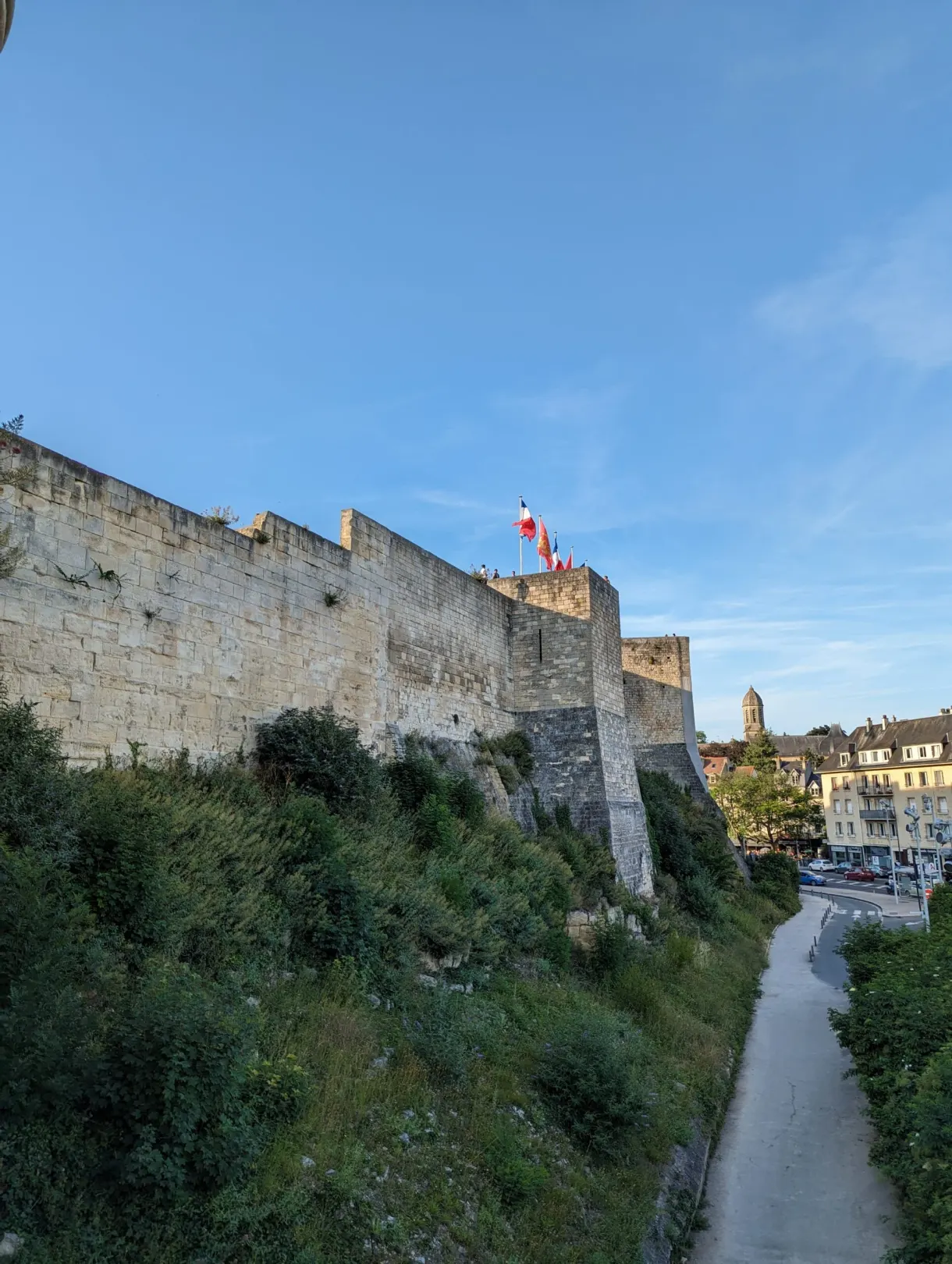 Muraille du château dominant le chemin creux du fossé