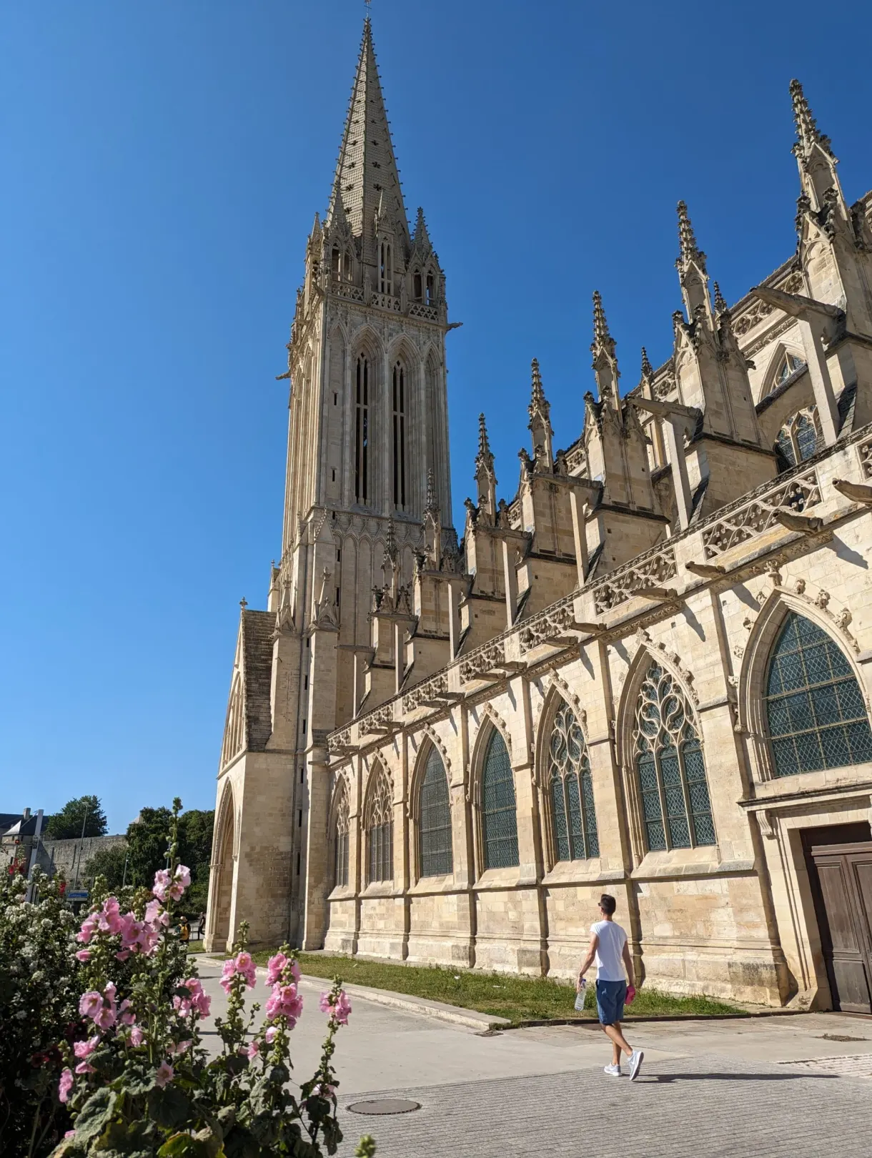 Flanc gothique de l'église Saint-Pierre et sa flèche de pierre