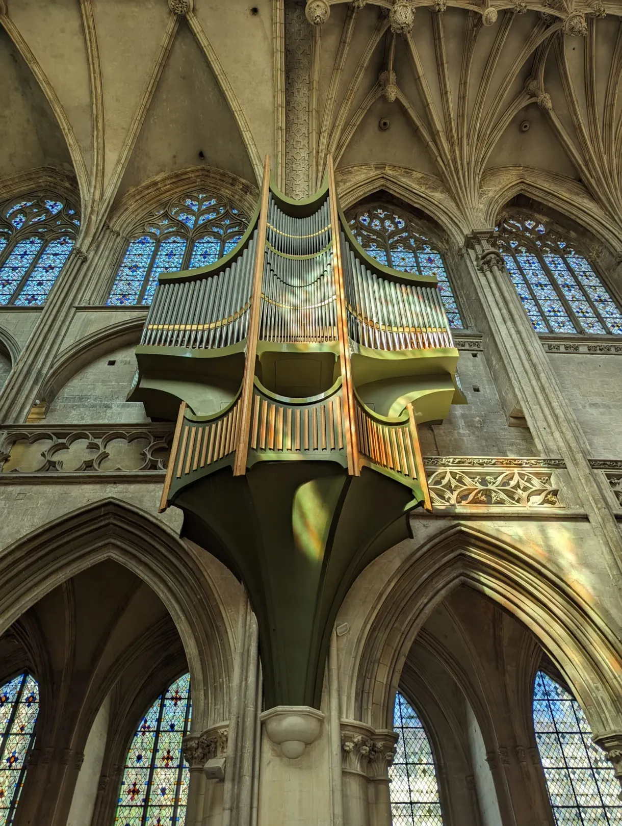 Buffet d'orgue doré sous les voûtes et les vitraux