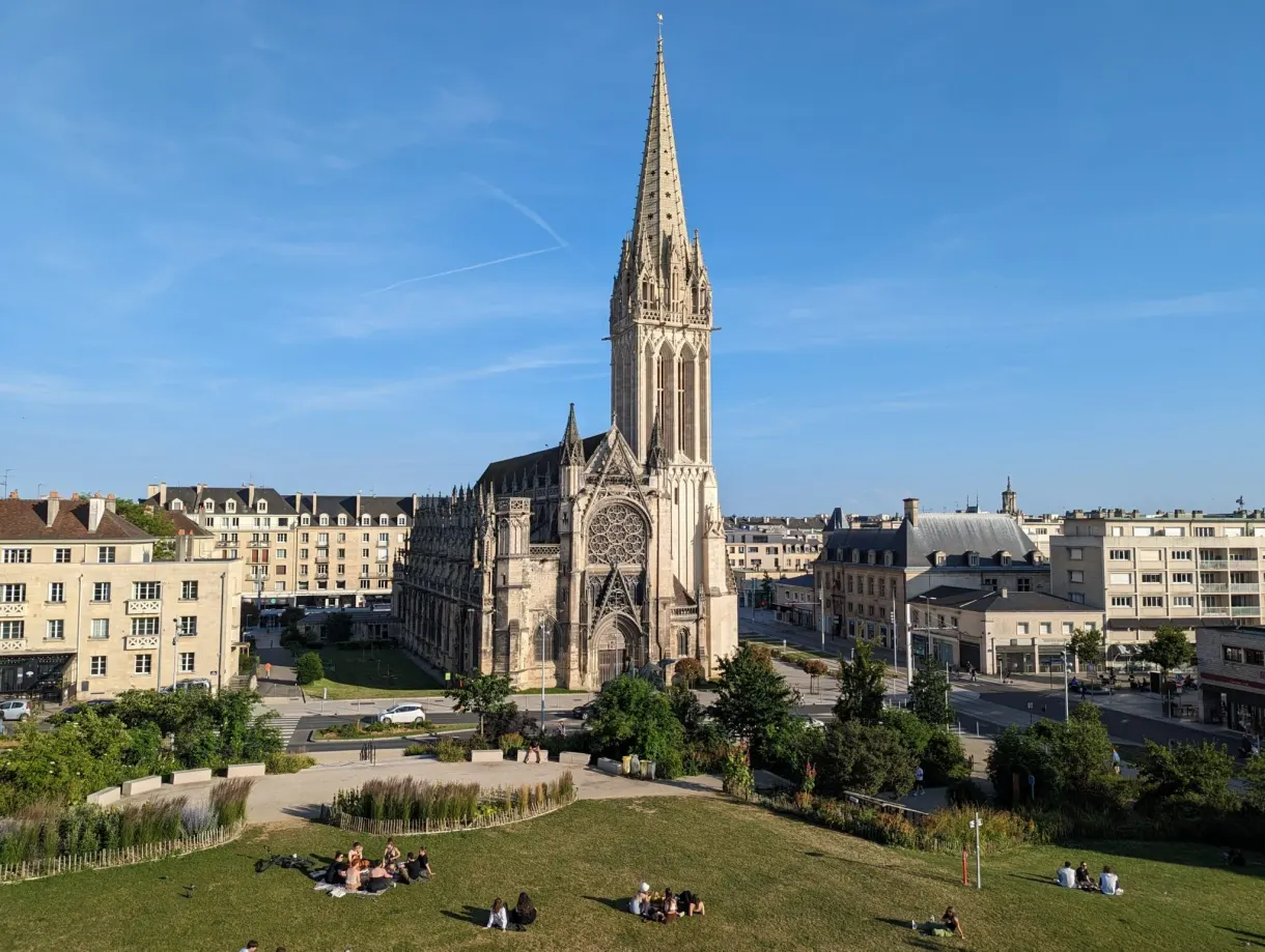 Église Saint-Pierre vue de la butte du château, pelouse au premier plan