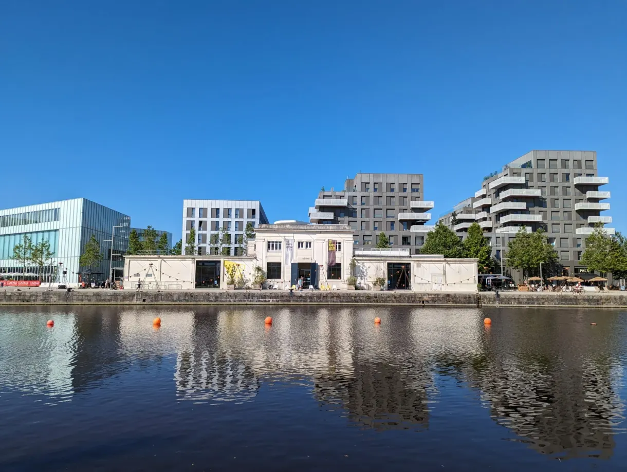 Immeubles contemporains de la Presqu'île reflétés dans le bassin