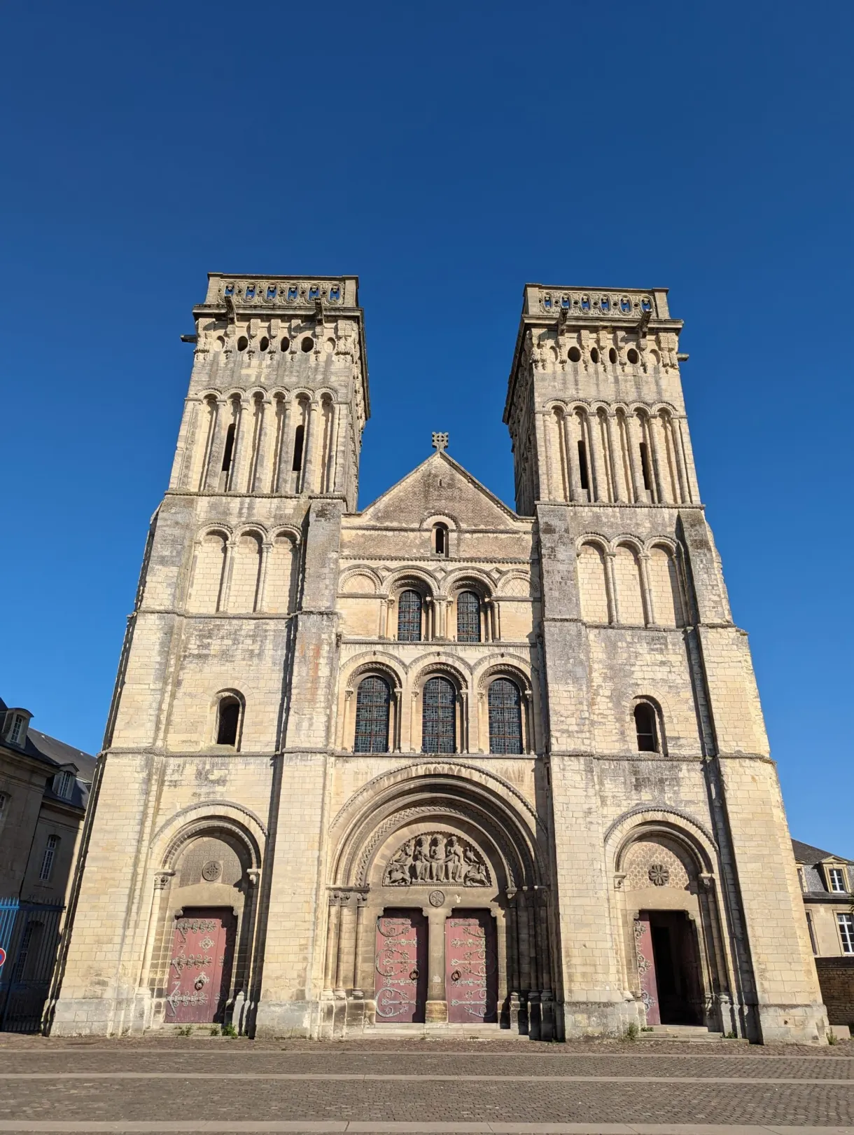 Façade romane à deux tours de l'Abbaye aux Dames