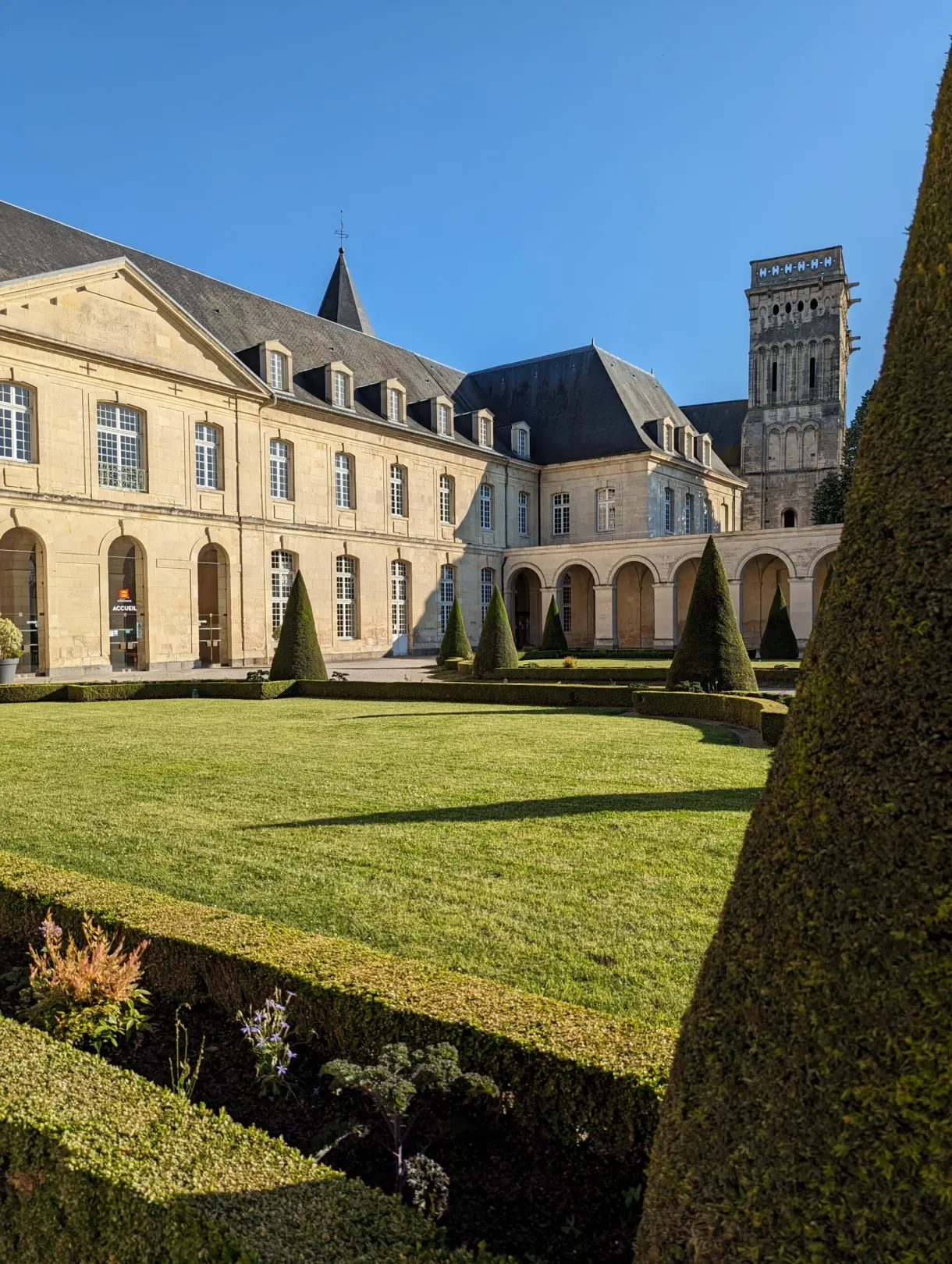 Pelouse et haies taillées du jardin devant l'abbaye