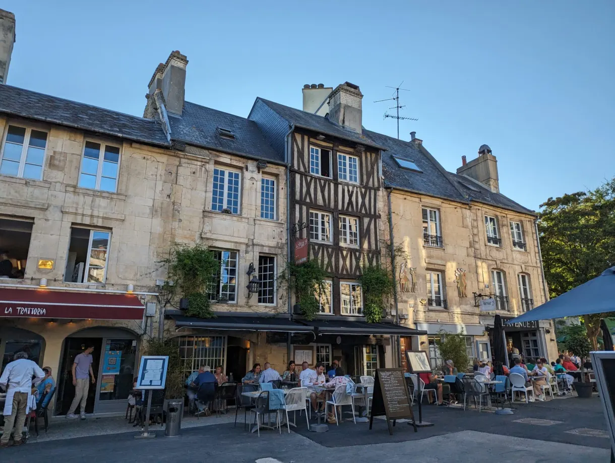 Place du Vaugueux, maison à colombages et terrasses de restaurants